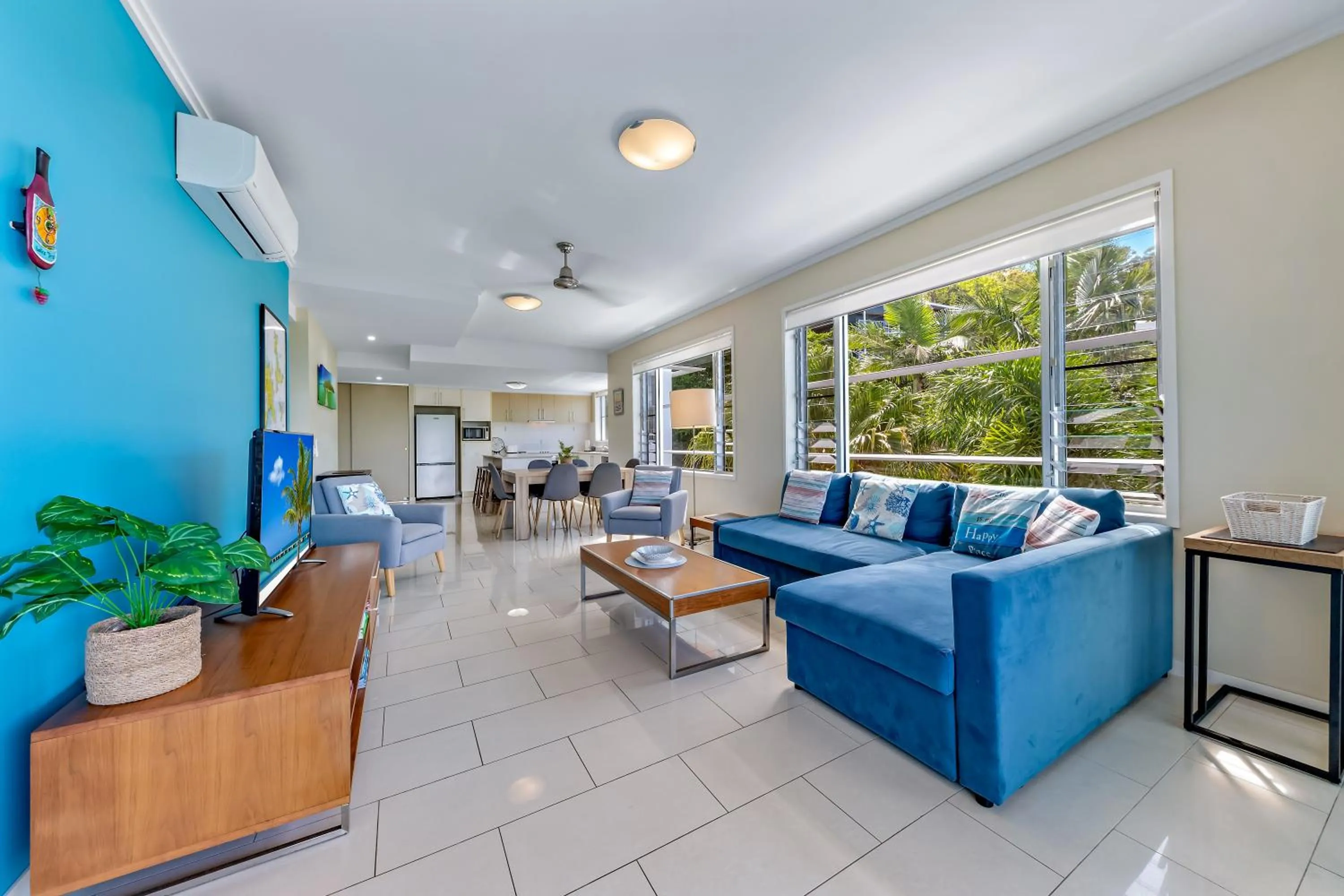 Living room in Airlie Summit Apartments