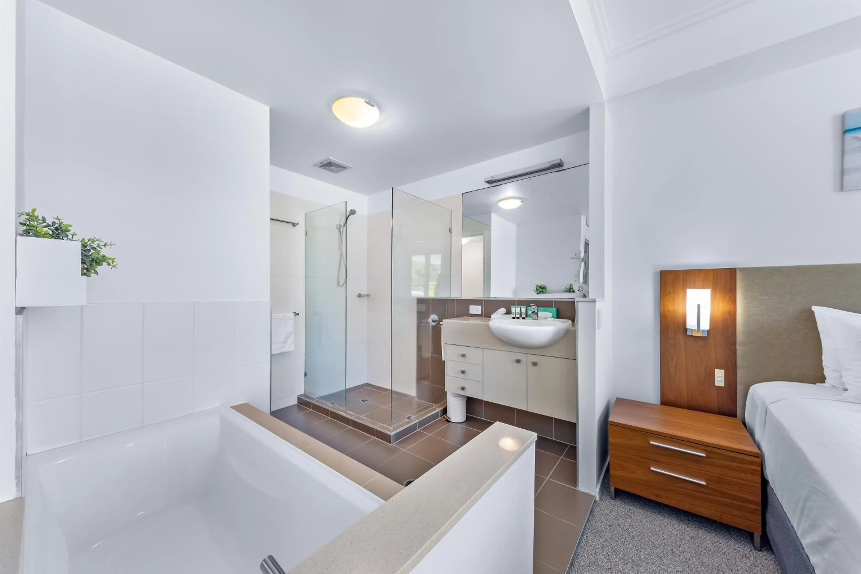 Bathroom, Bed in Airlie Summit Apartments