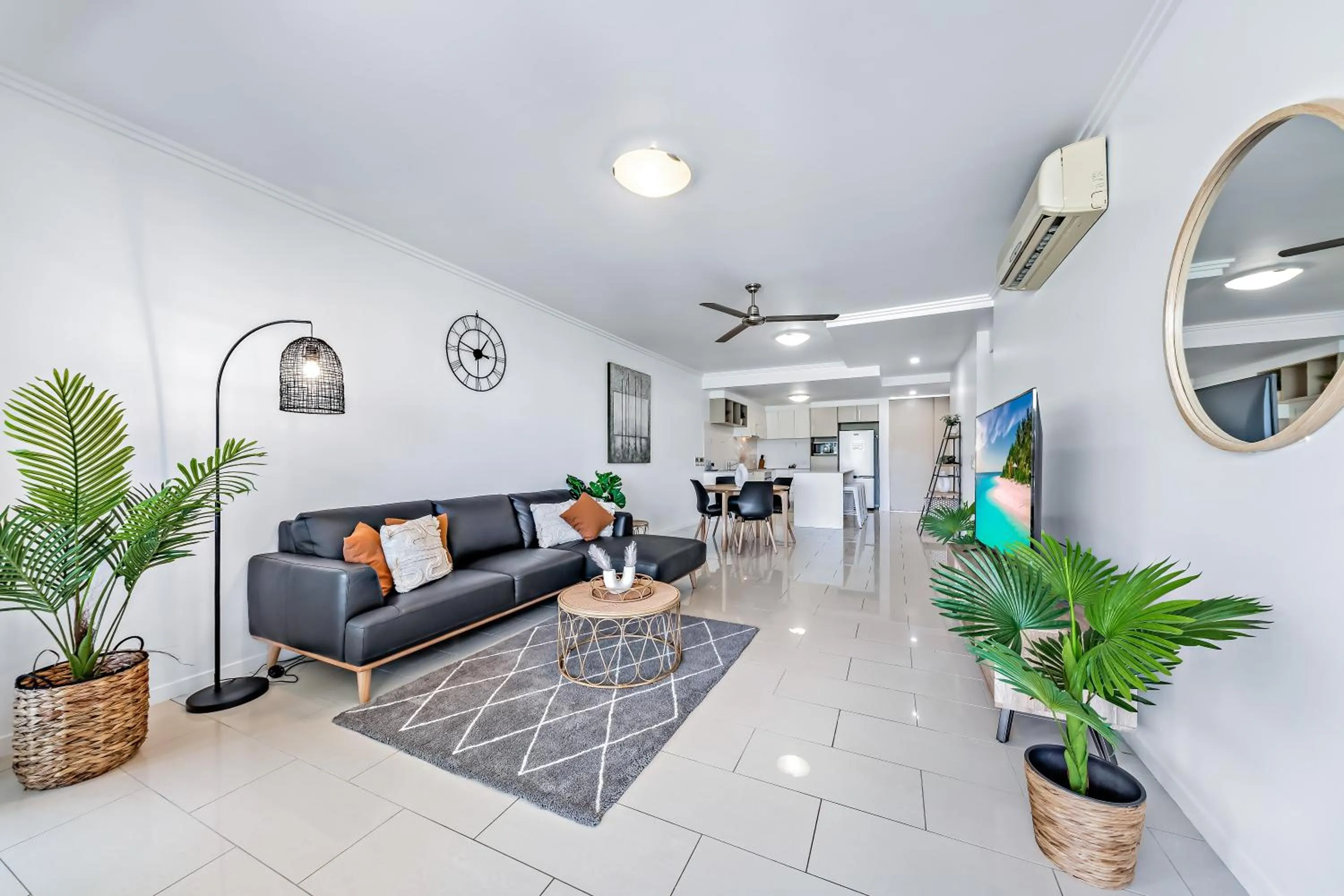 TV and multimedia in Airlie Summit Apartments