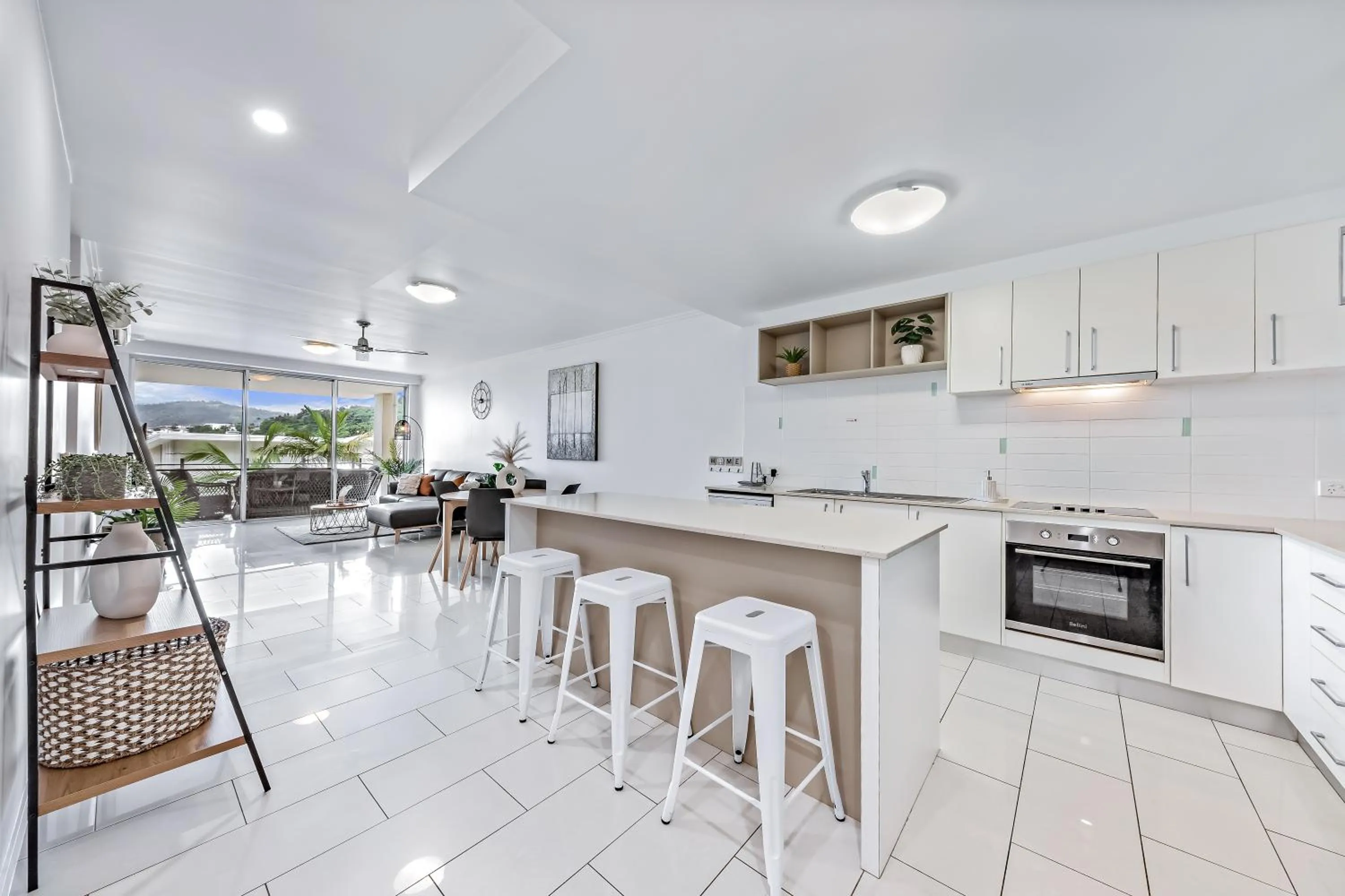Kitchen or kitchenette in Airlie Summit Apartments