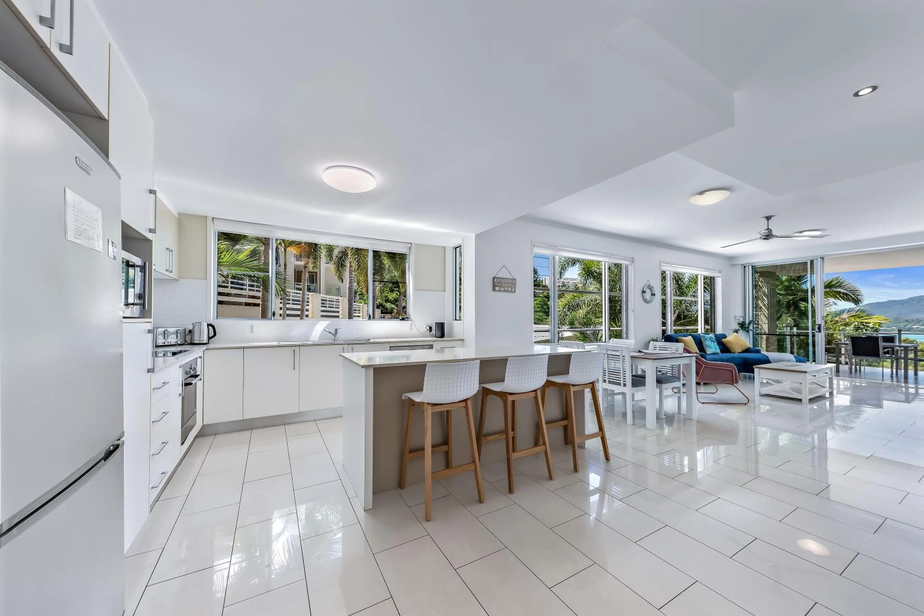 Kitchen or kitchenette in Airlie Summit Apartments