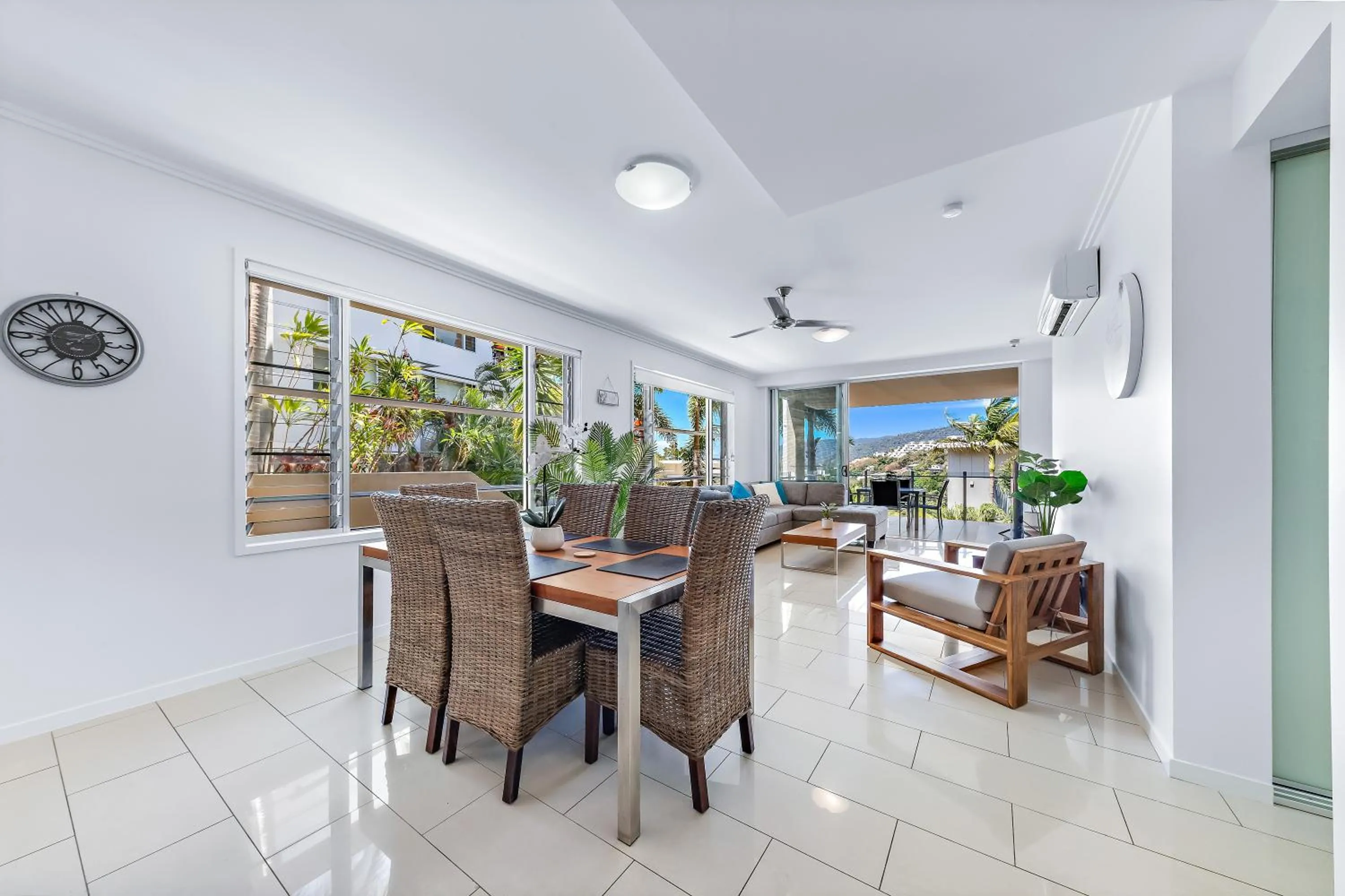 Living room in Airlie Summit Apartments