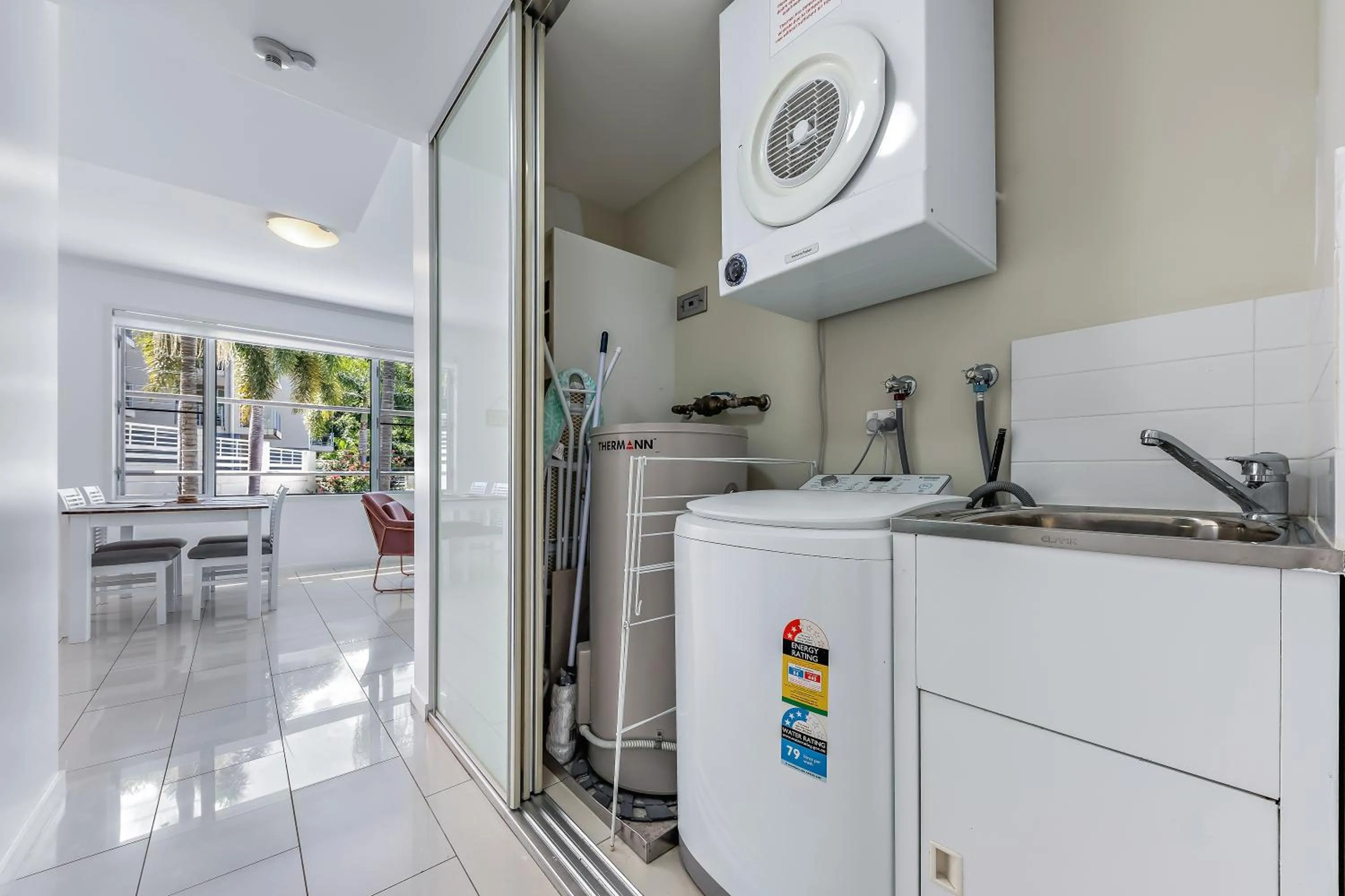 washing machine in Airlie Summit Apartments