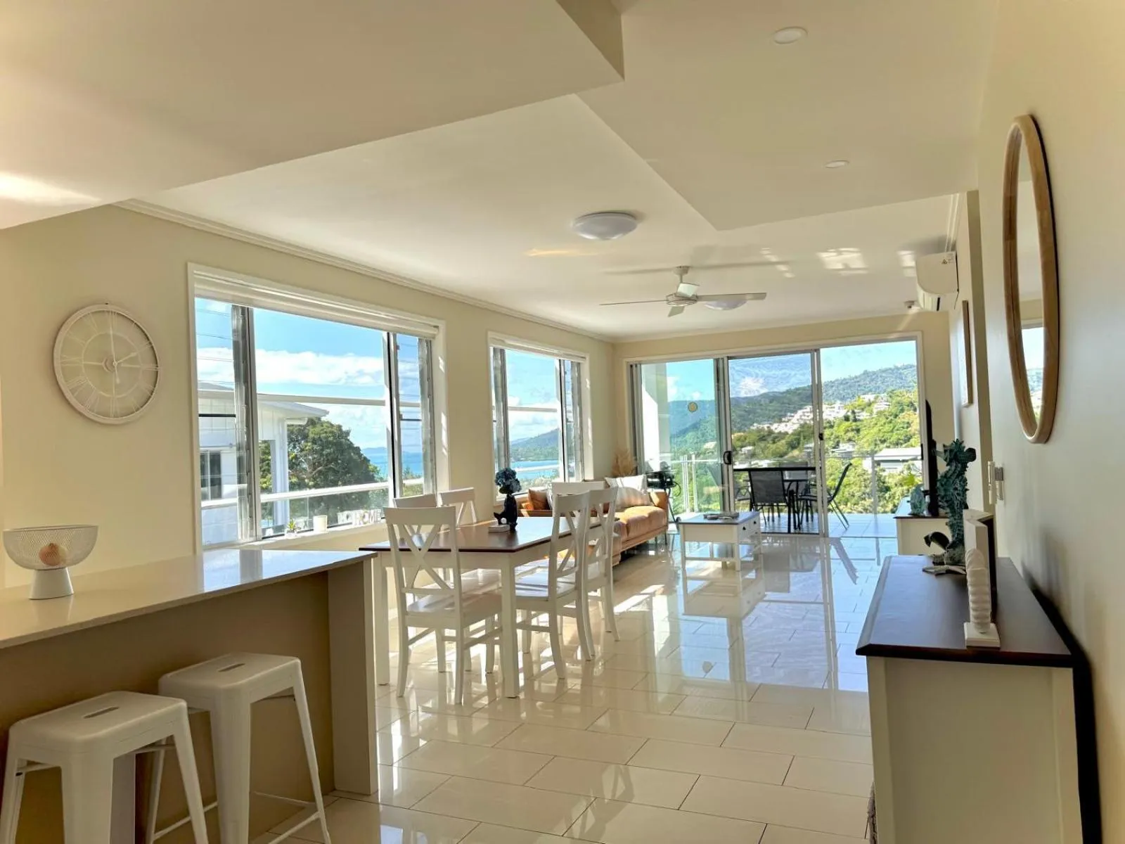 Living room in Airlie Summit Apartments