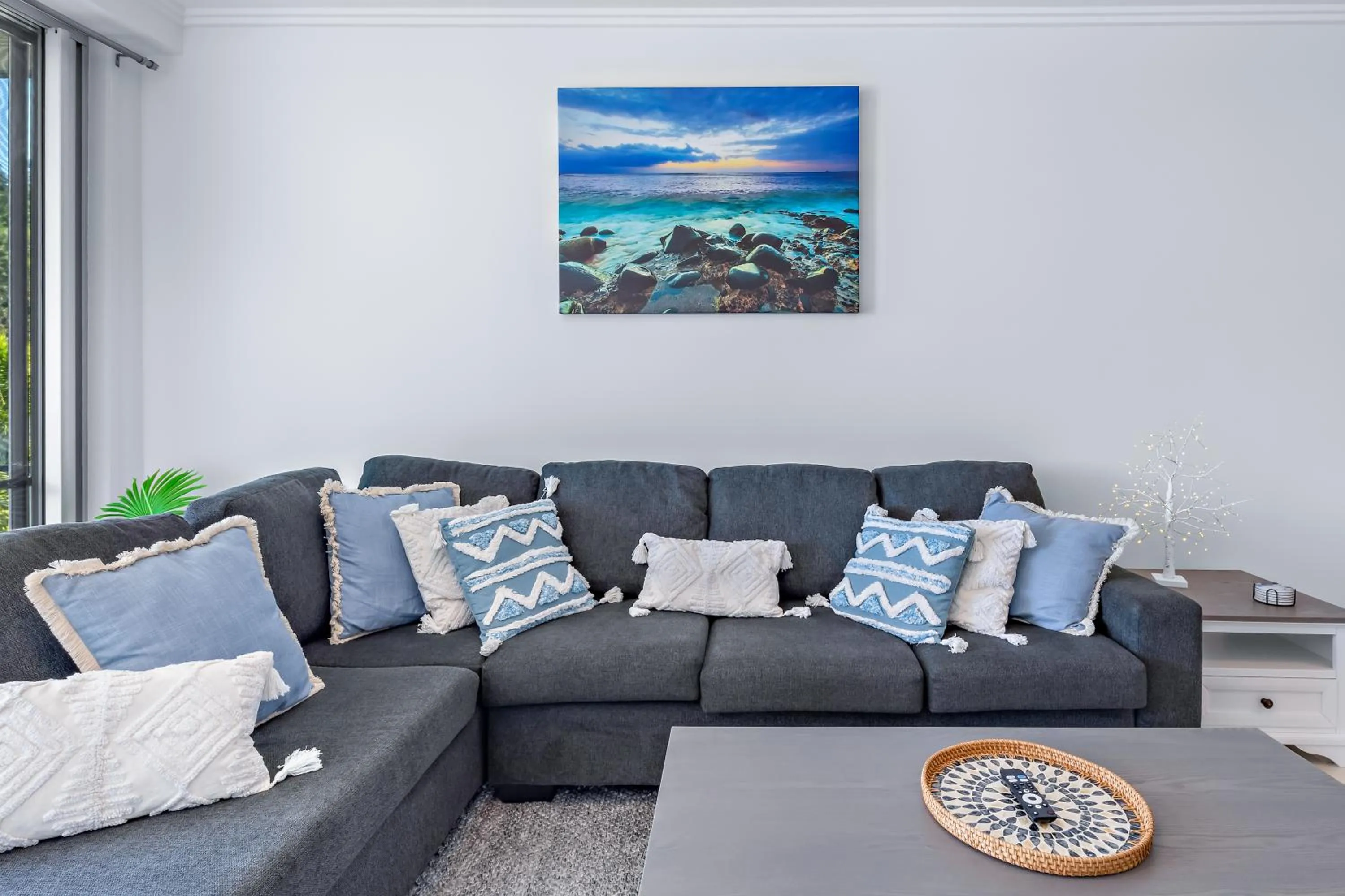 Living room in Airlie Summit Apartments