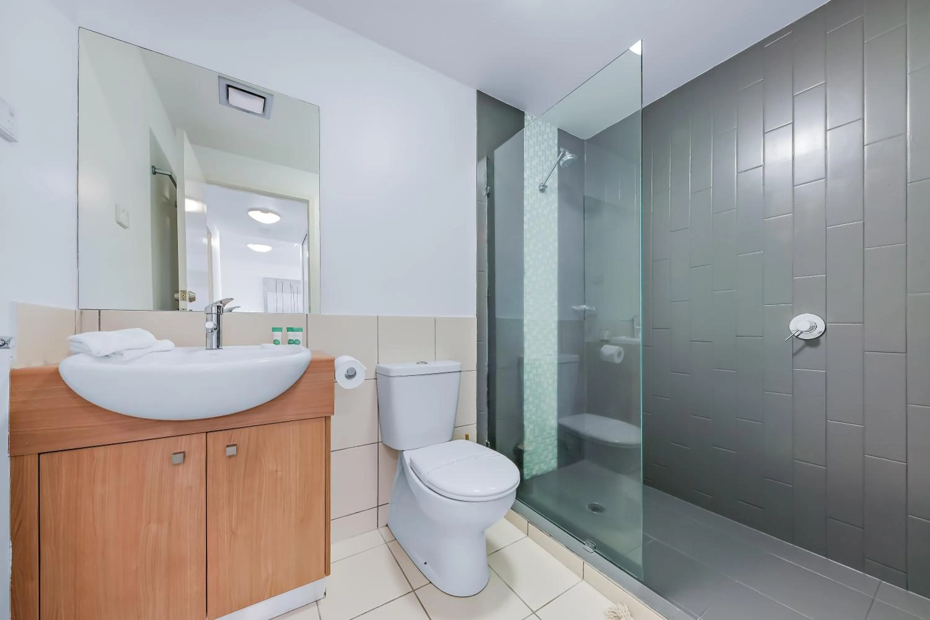 Shower in Airlie Summit Apartments