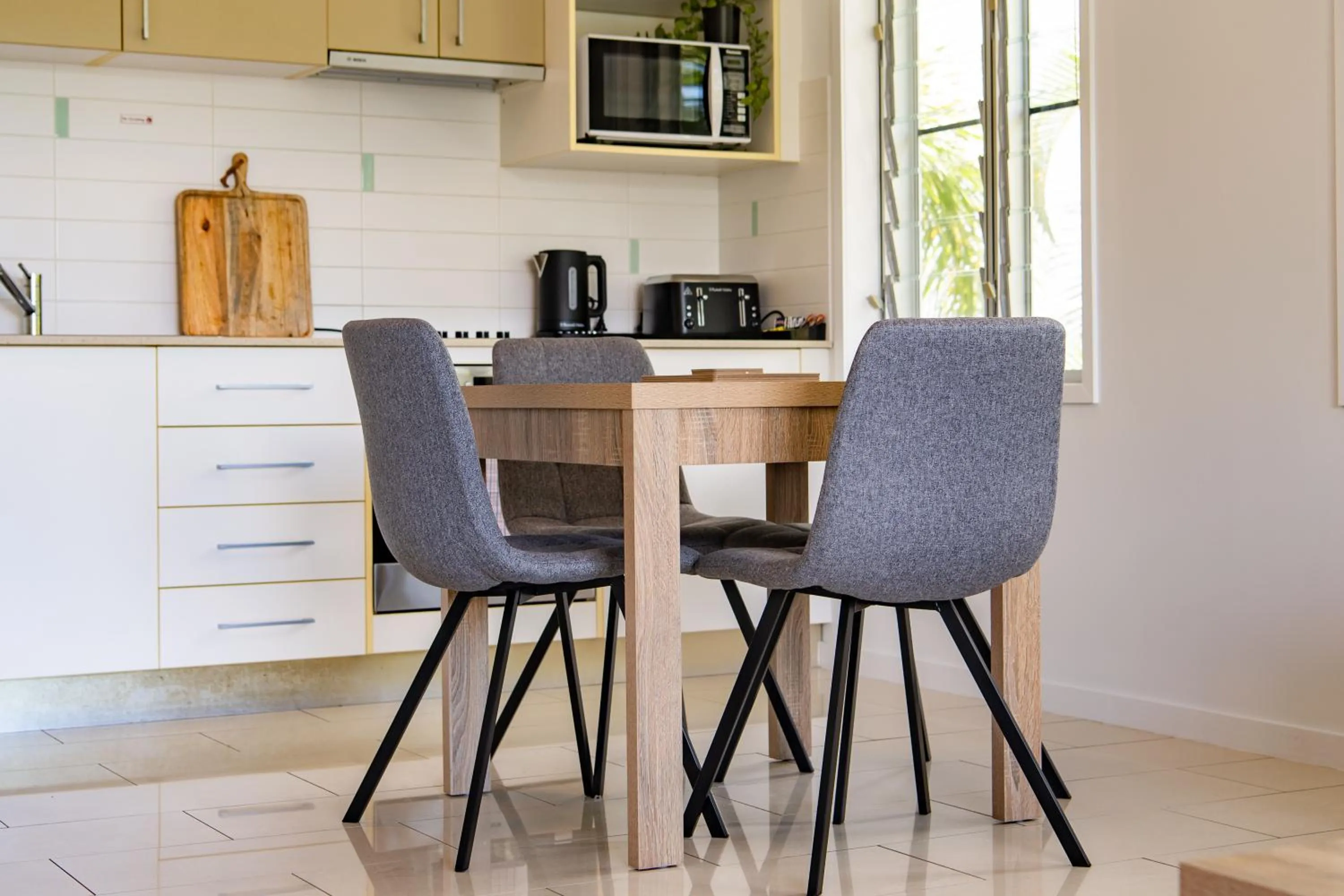 Dining area in Airlie Summit Apartments