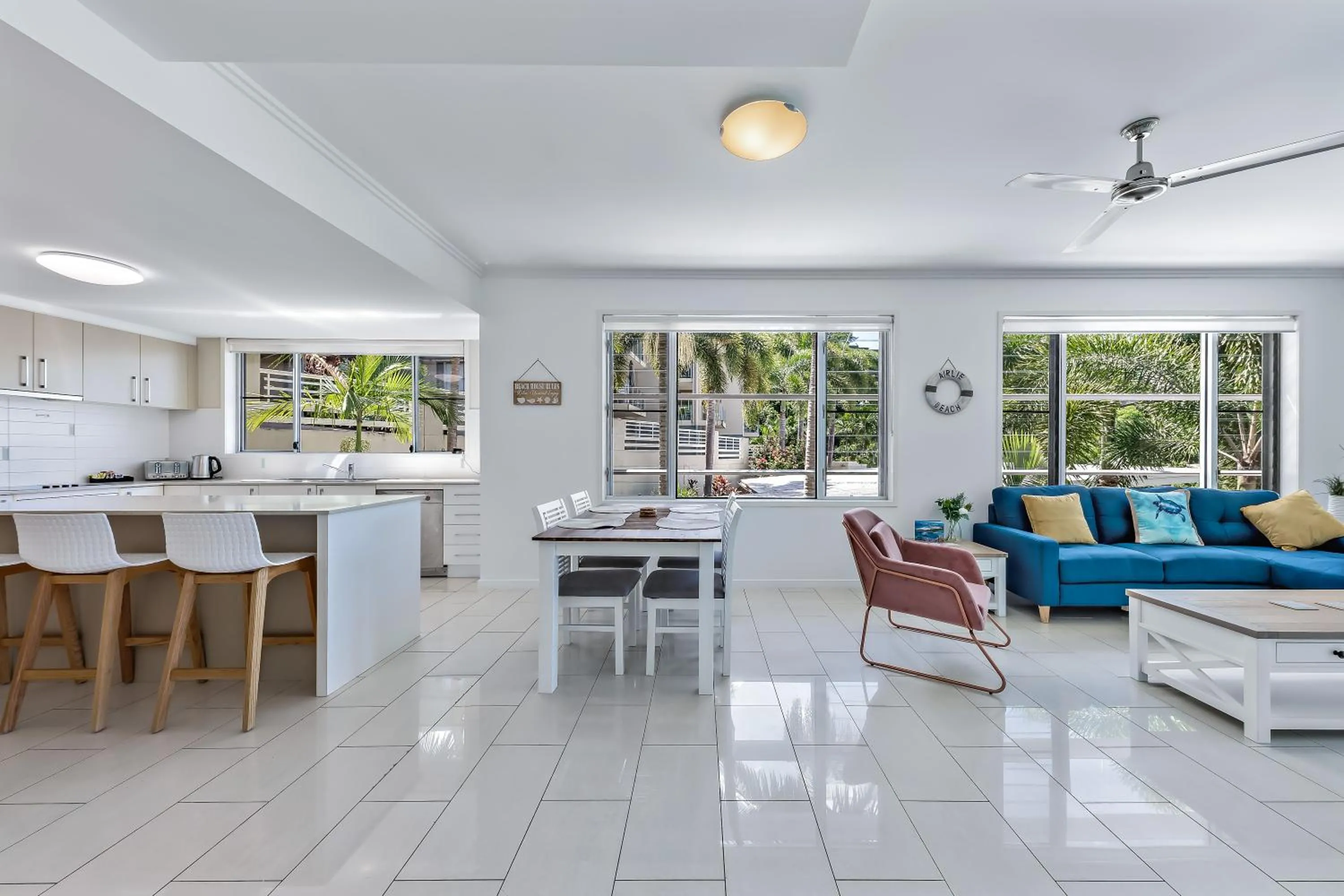 Kitchen or kitchenette in Airlie Summit Apartments