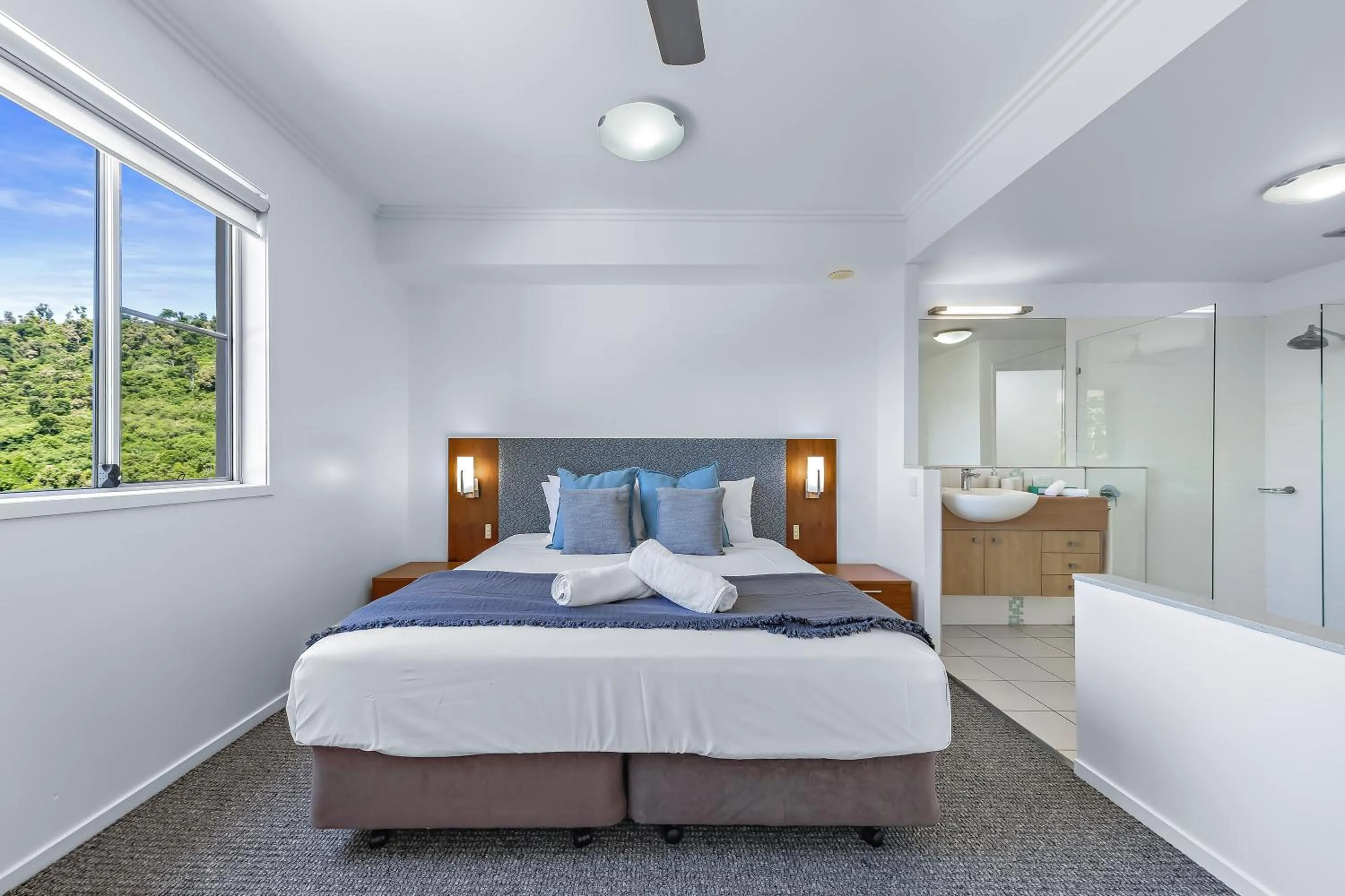 Bed in Airlie Summit Apartments