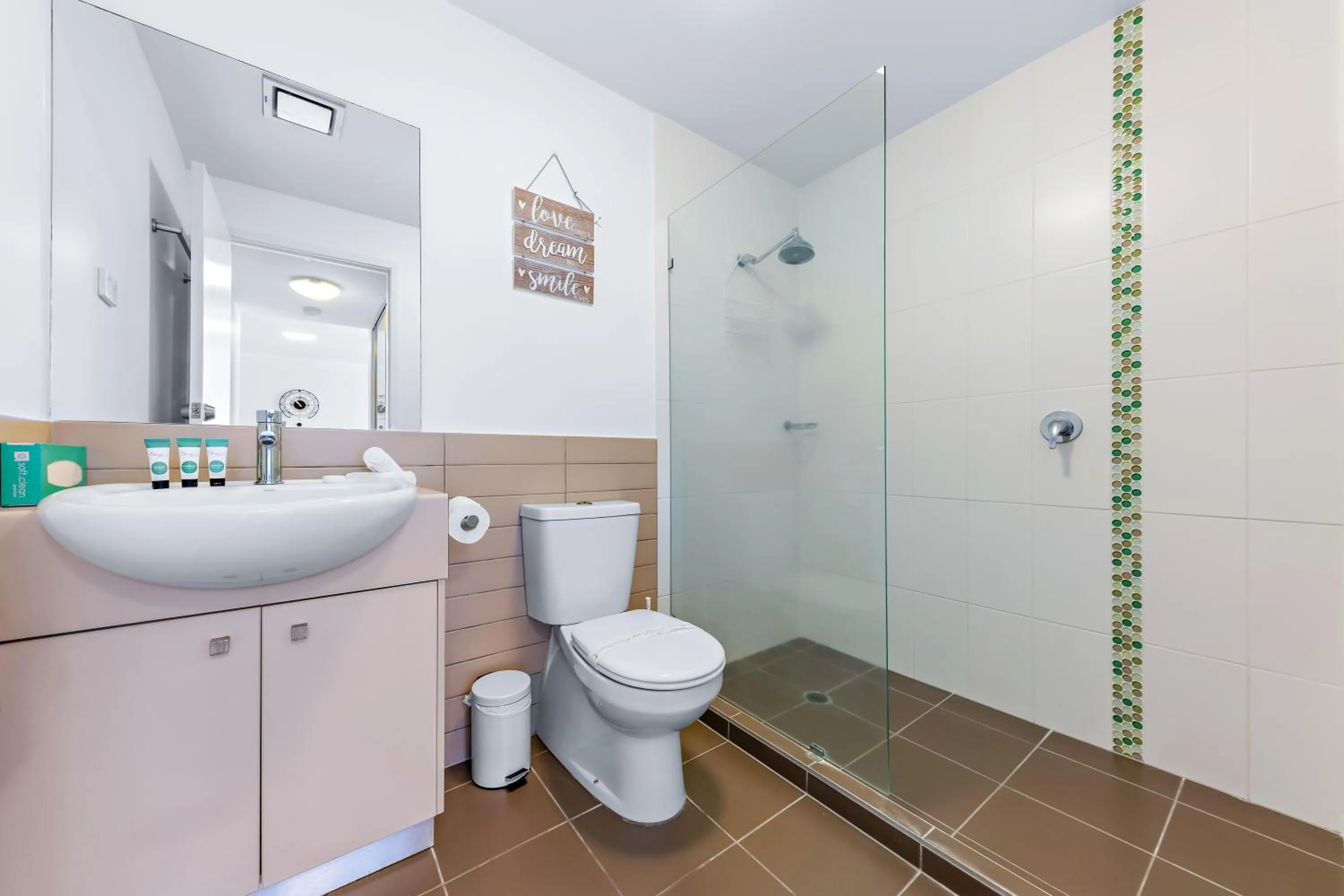 Bathroom in Airlie Summit Apartments