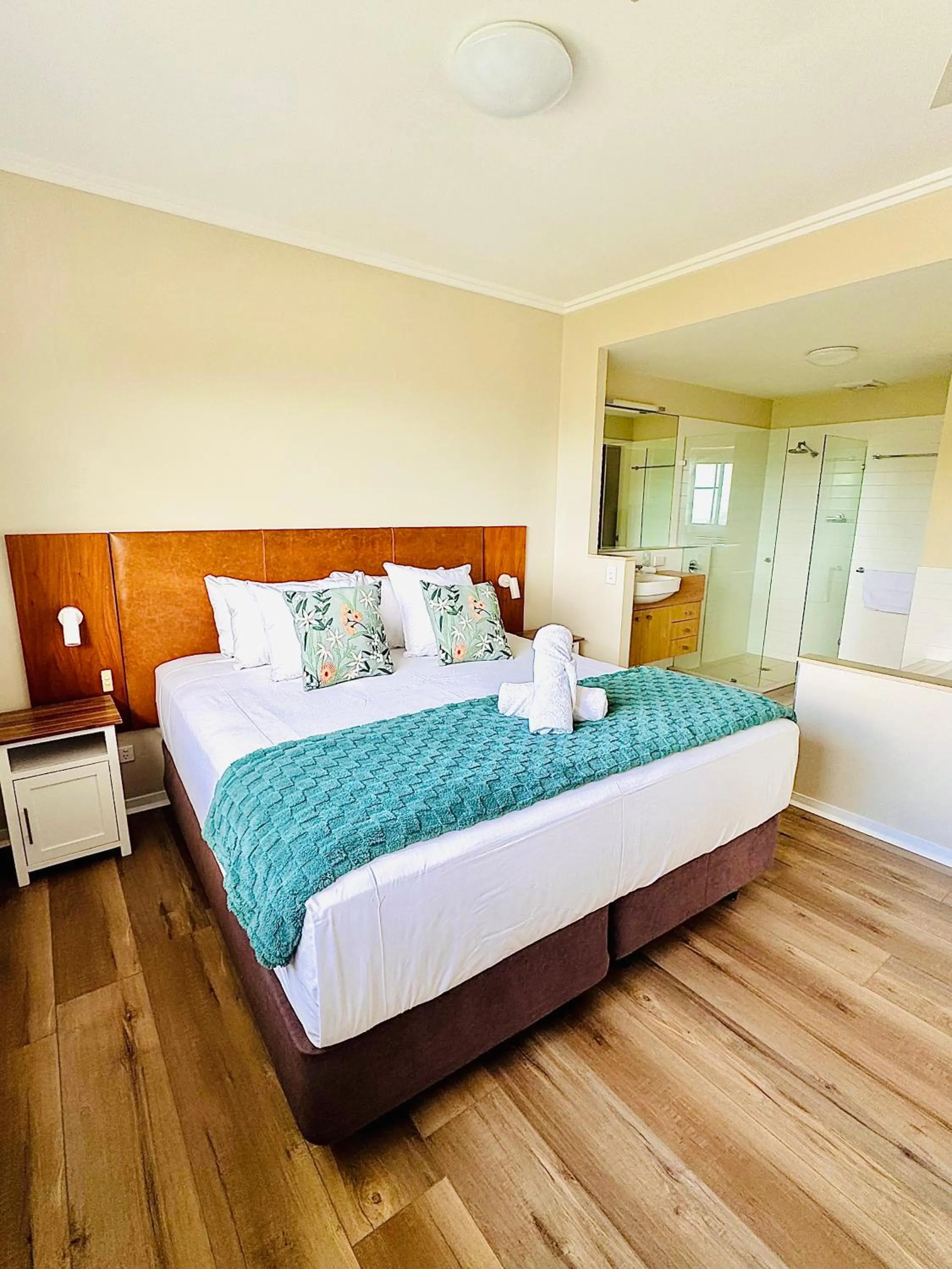 Bed in Airlie Summit Apartments