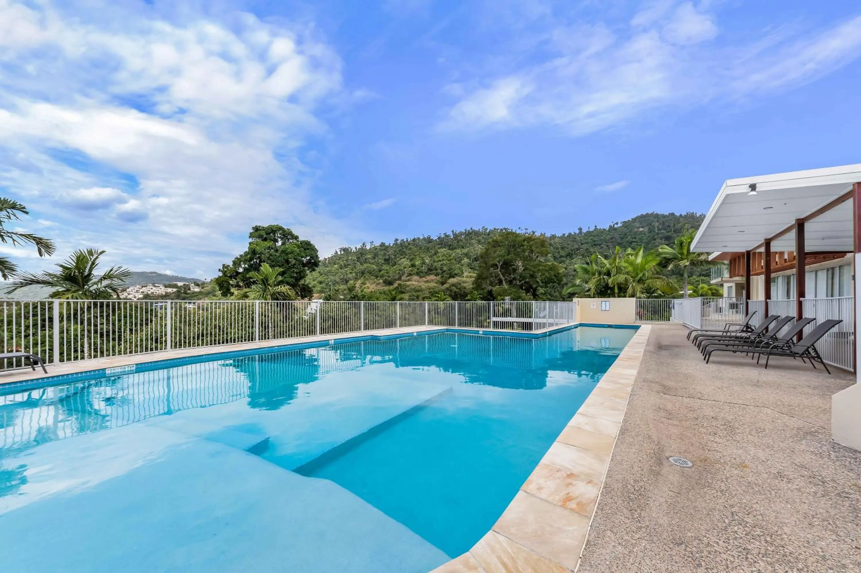 Swimming pool in Airlie Summit Apartments