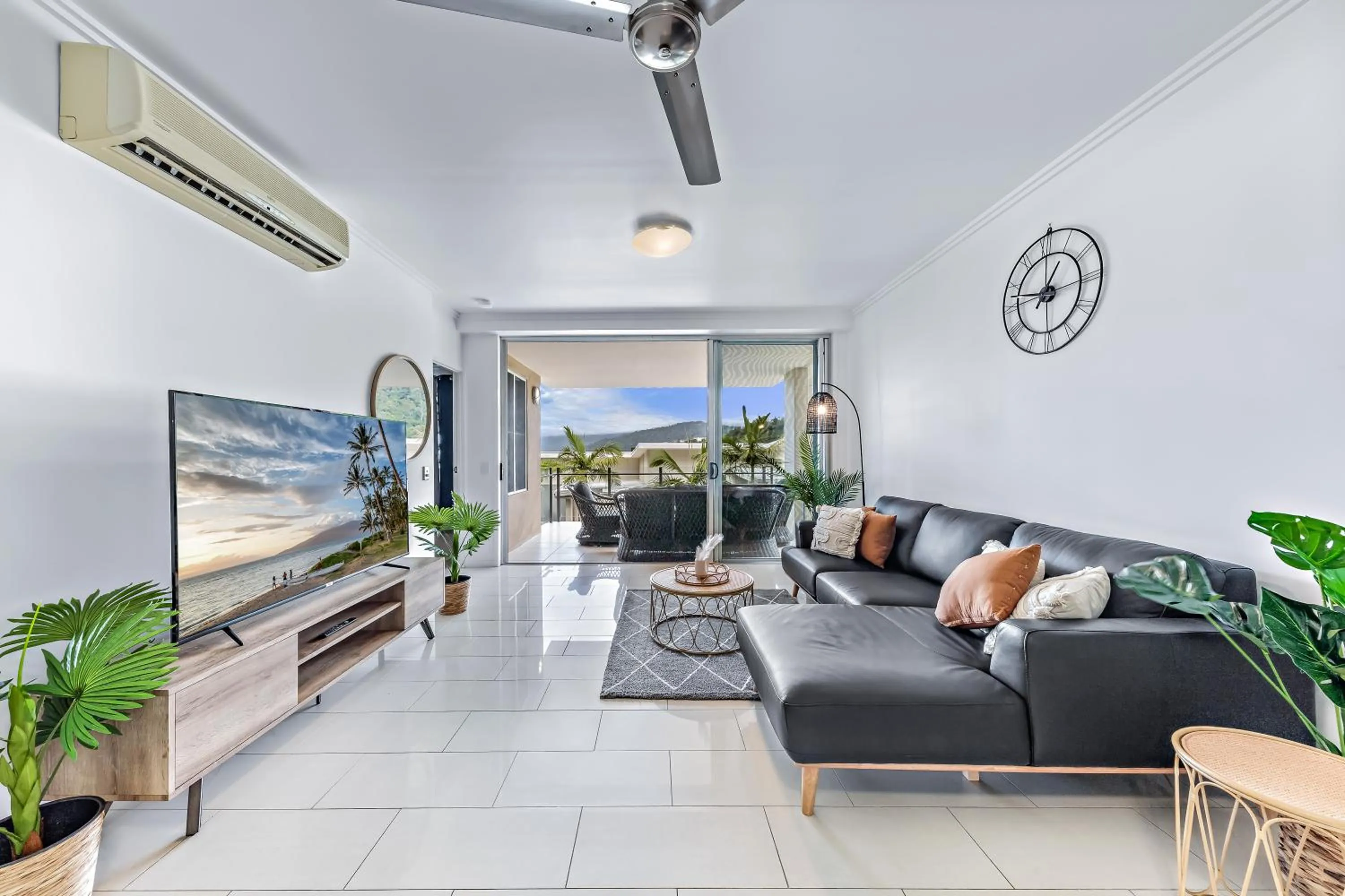 TV and multimedia in Airlie Summit Apartments