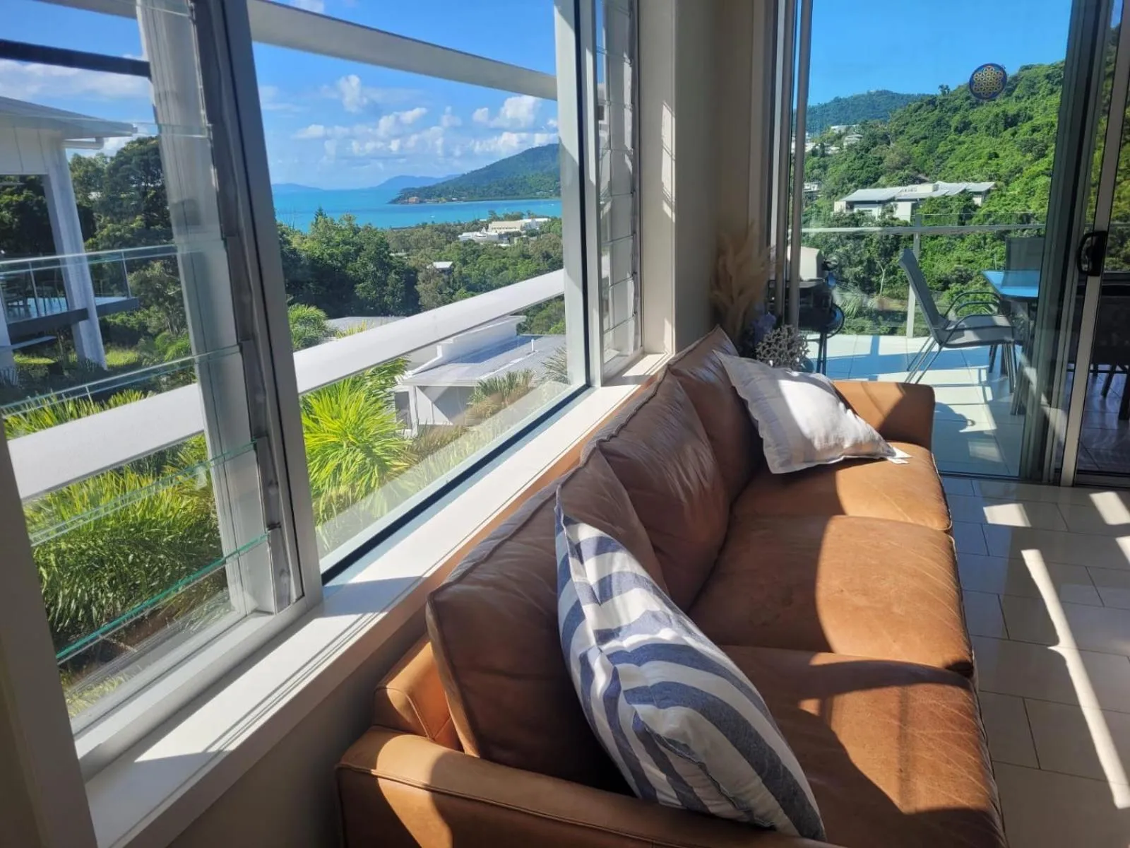 Living room in Airlie Summit Apartments