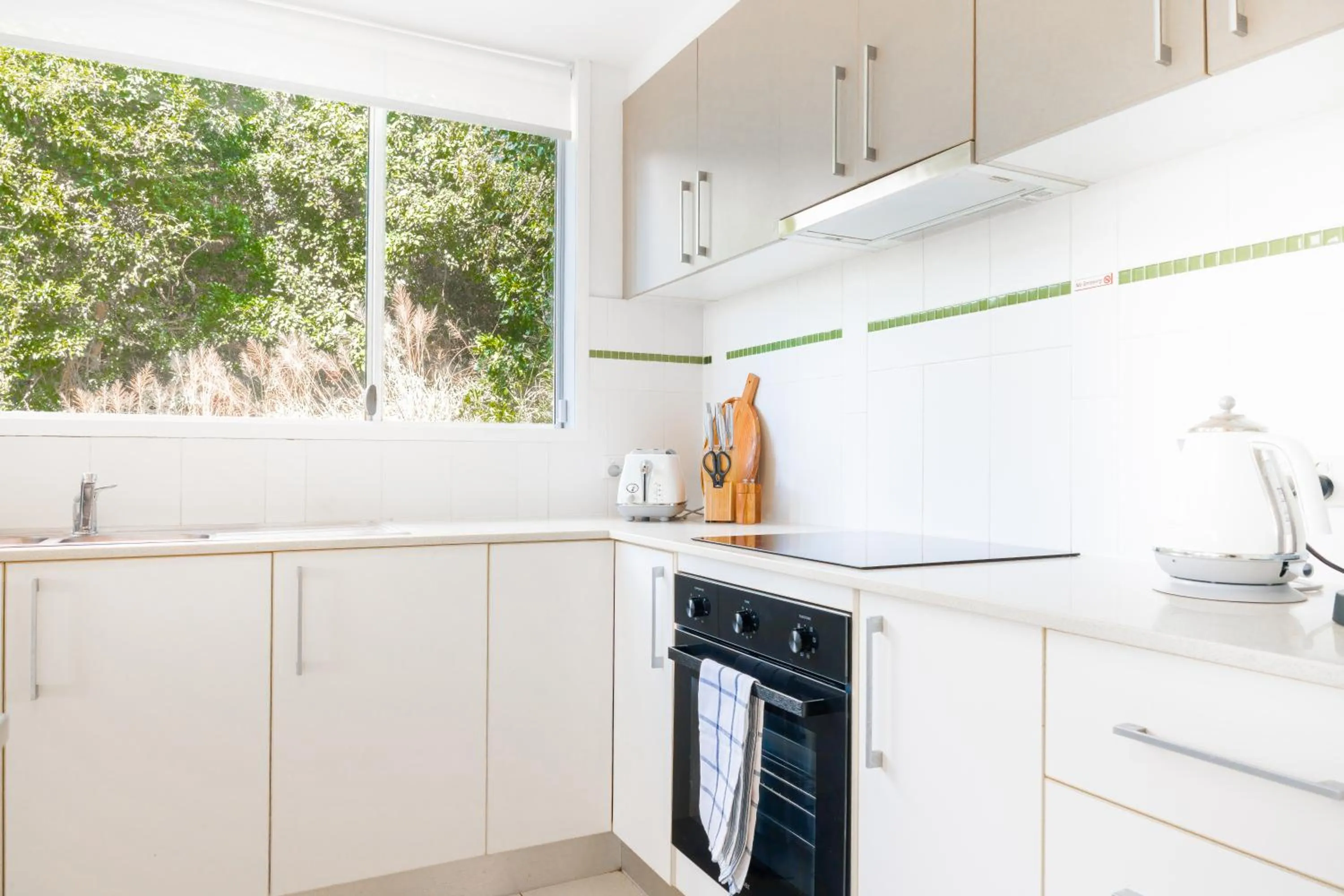 kitchen in Airlie Summit Apartments