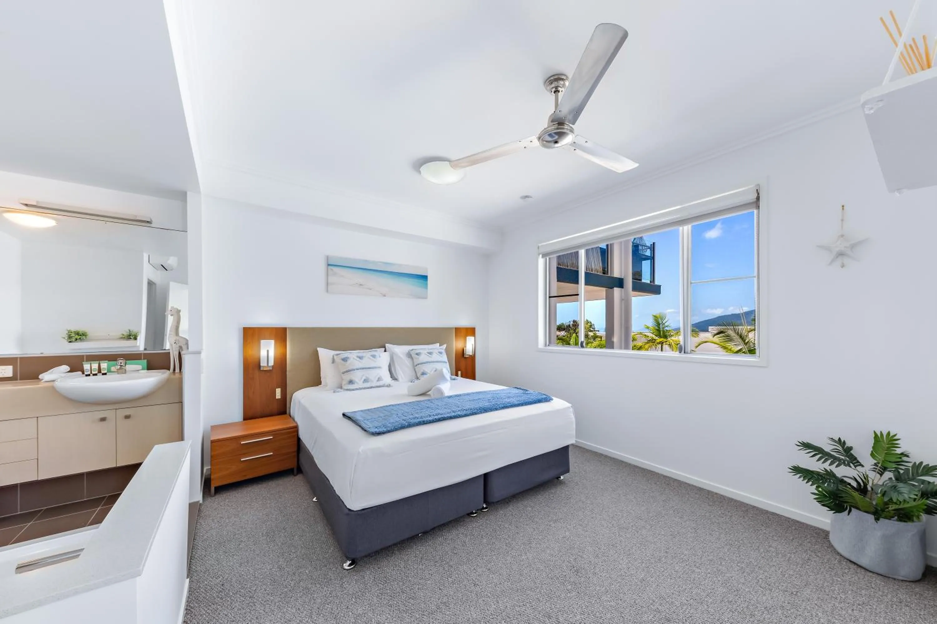 Bedroom, Bed in Airlie Summit Apartments