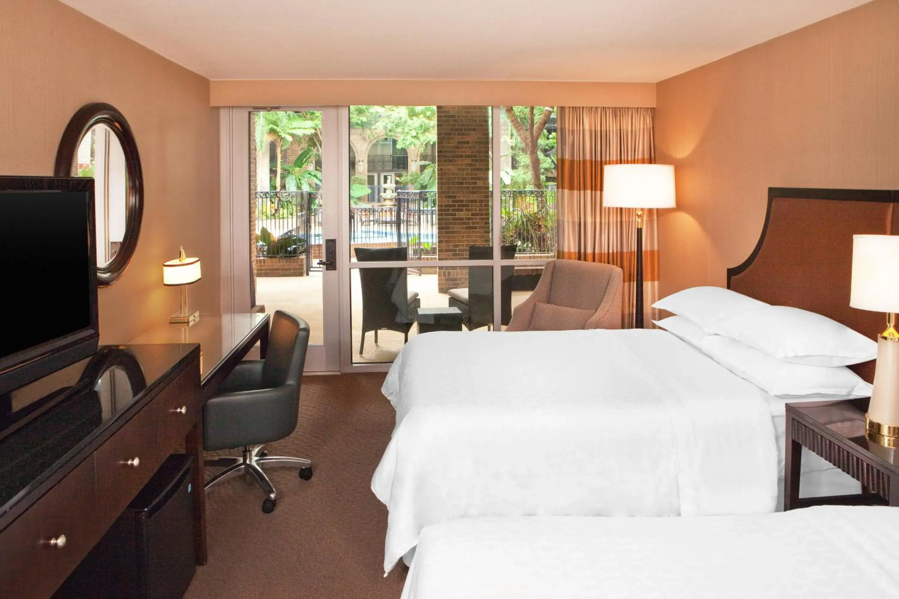 Swimming pool, Bed in Courtland Grand Hotel, Trademark Collection by Wyndham Swimming pool, Bed in Courtland Grand Hotel, Trademark Collection by Wyndham