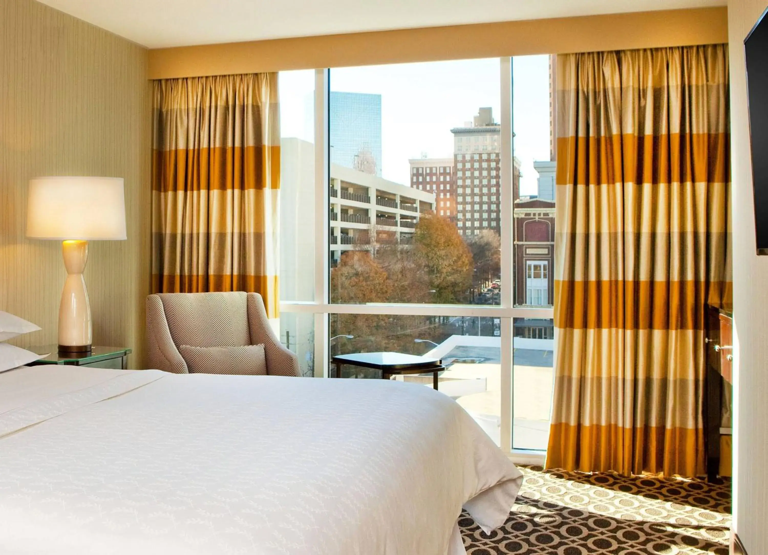 View (from property/room), Bed in Courtland Grand Hotel, Trademark Collection by Wyndham View (from property/room), Bed in Courtland Grand Hotel, Trademark Collection by Wyndham