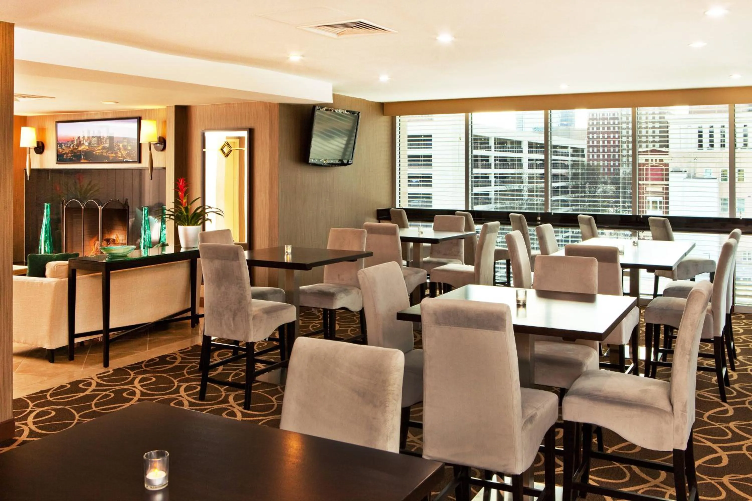 Lounge or bar in Courtland Grand Hotel, Trademark Collection by Wyndham