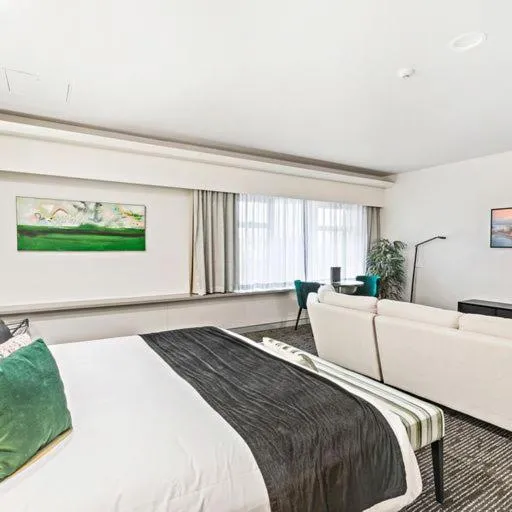 Bed in The Colmslie Hotel