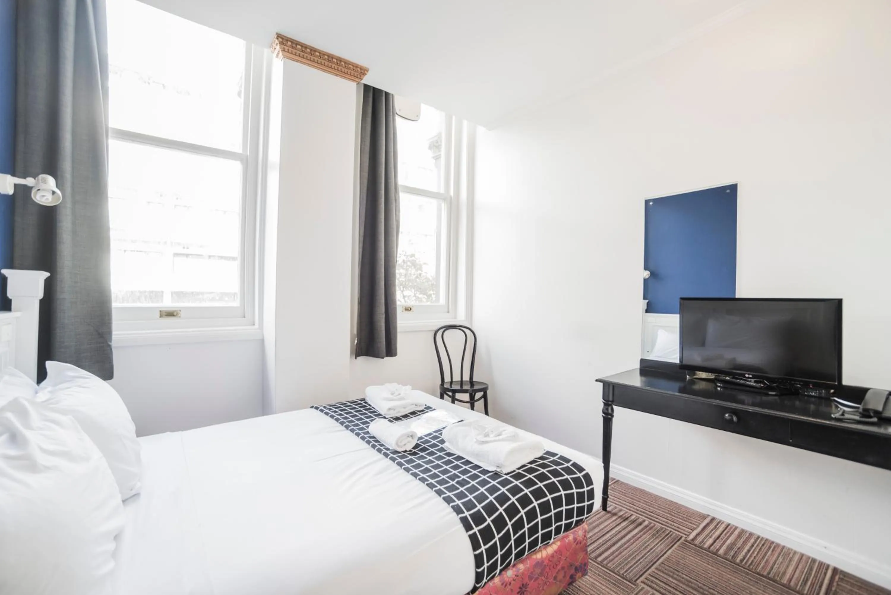 Bedroom, Bed in Albion Hotel