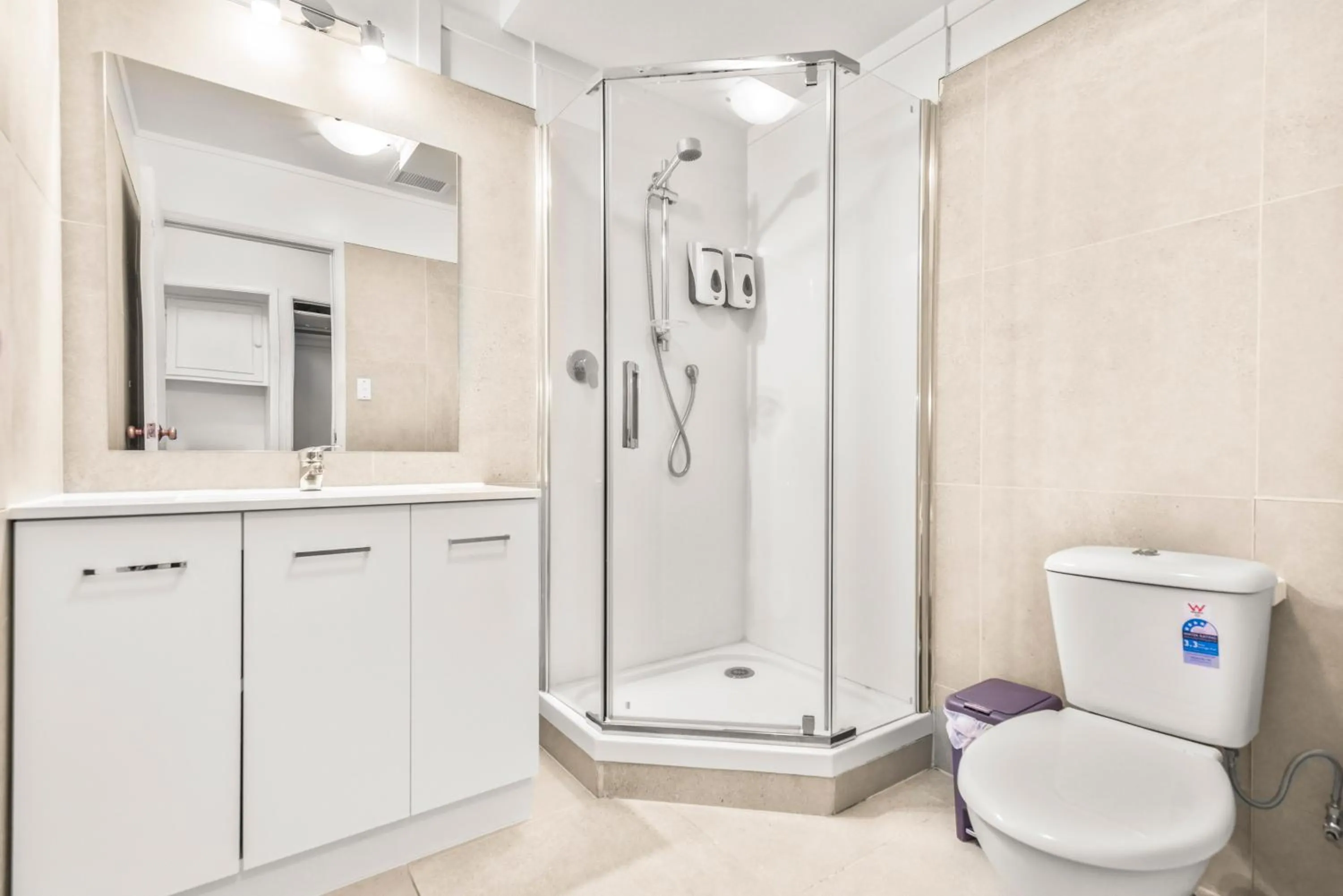 Bathroom in Albion Hotel