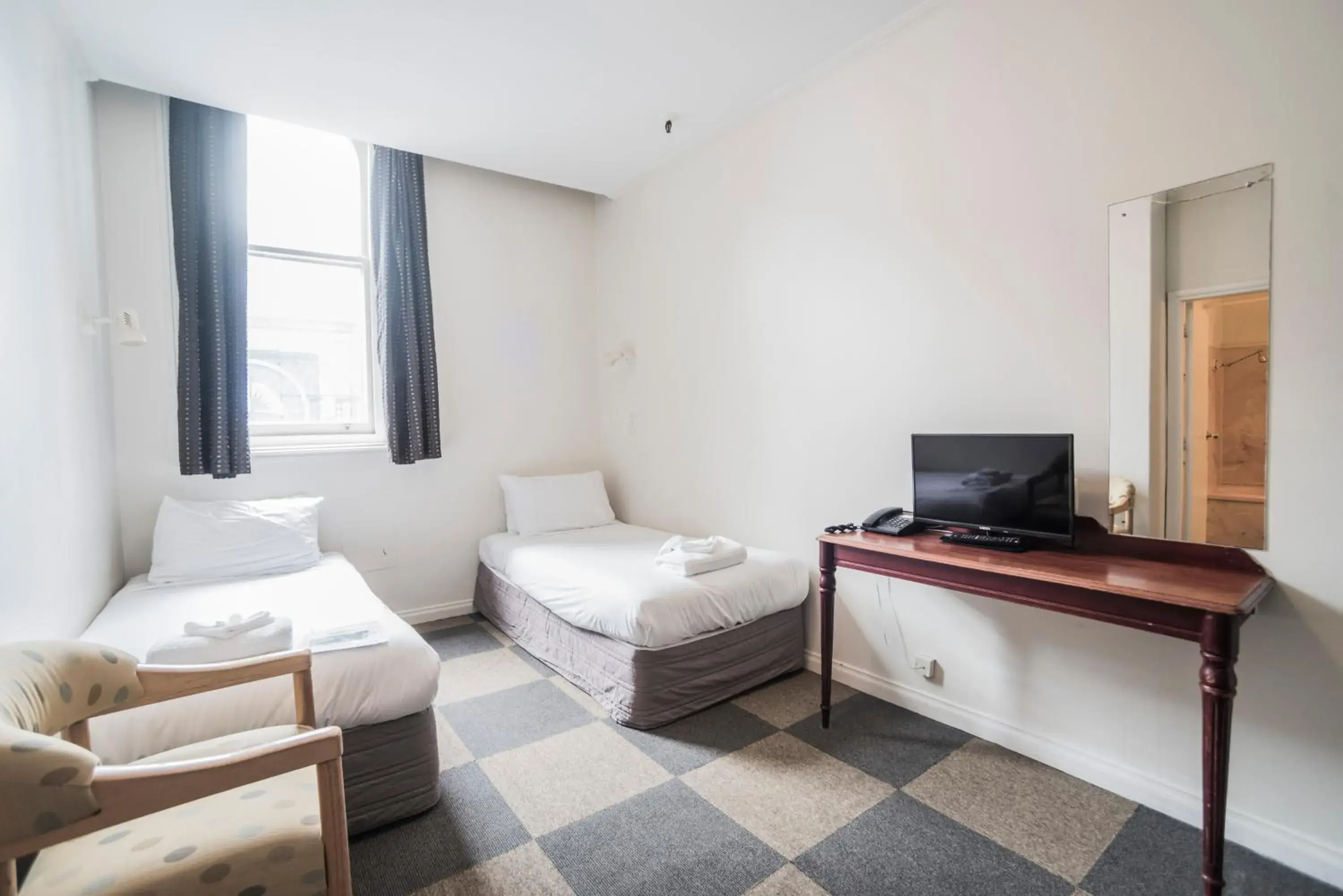 Bedroom, TV/Entertainment Center in Albion Hotel