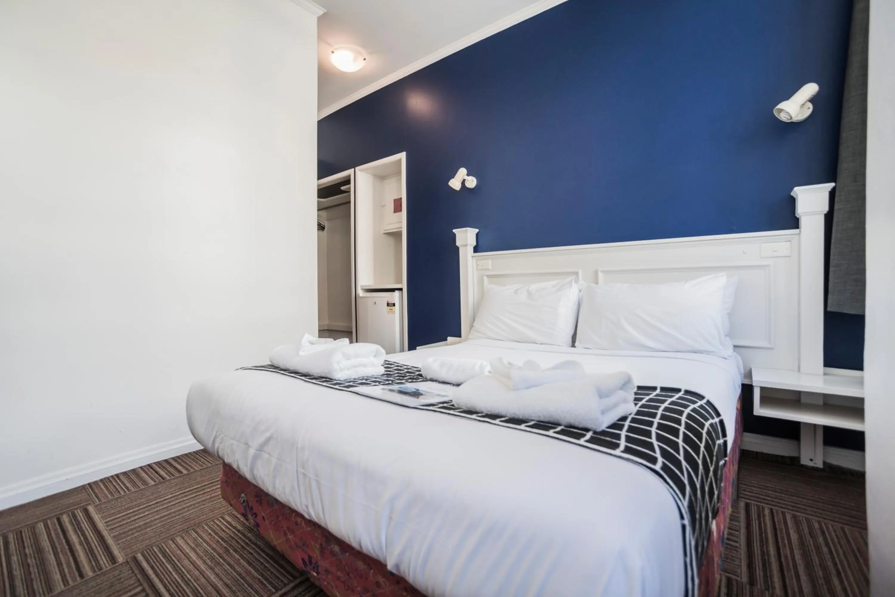 Bedroom, Bed in Albion Hotel