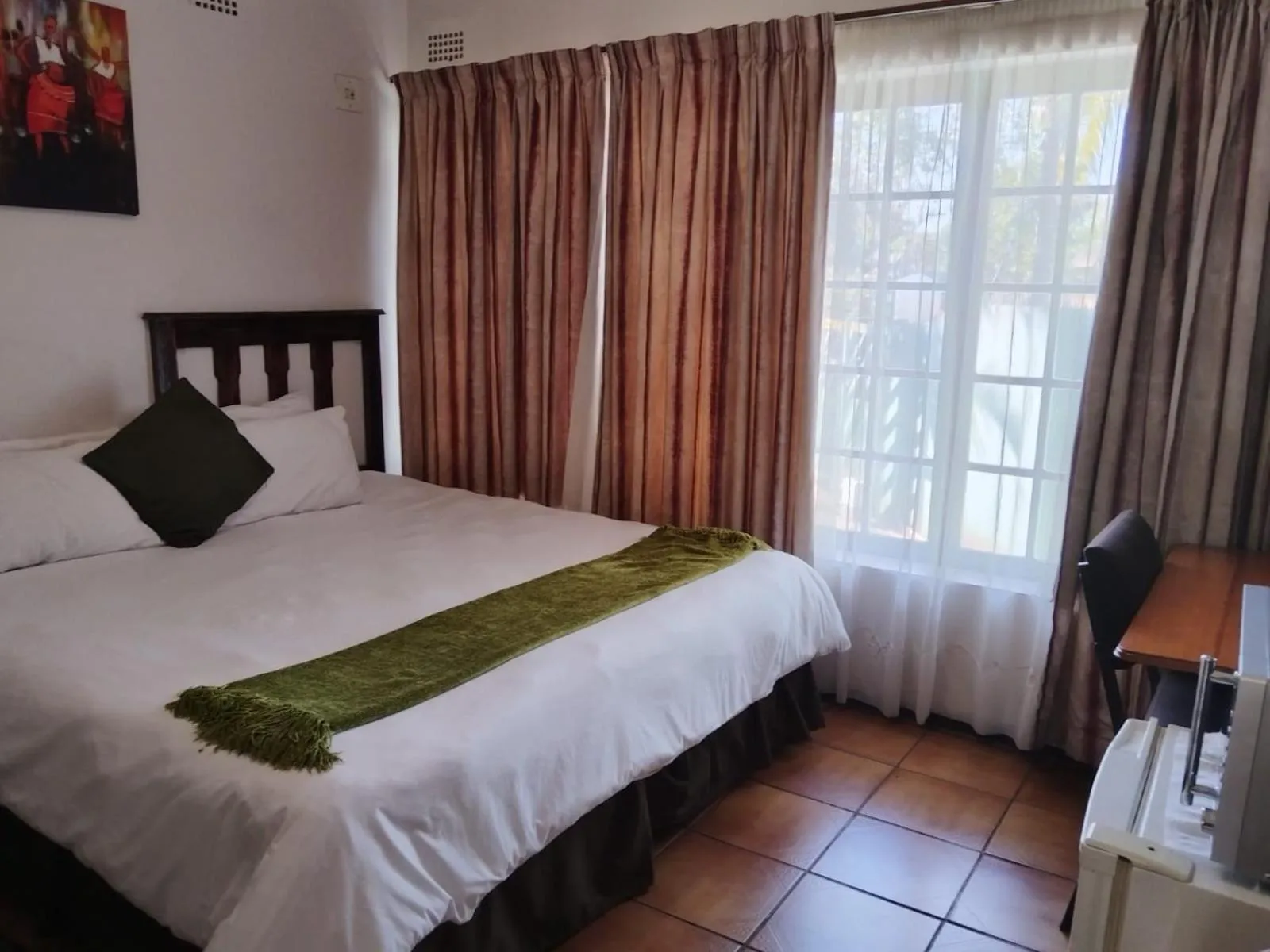 Bed in La Rochelle Inn