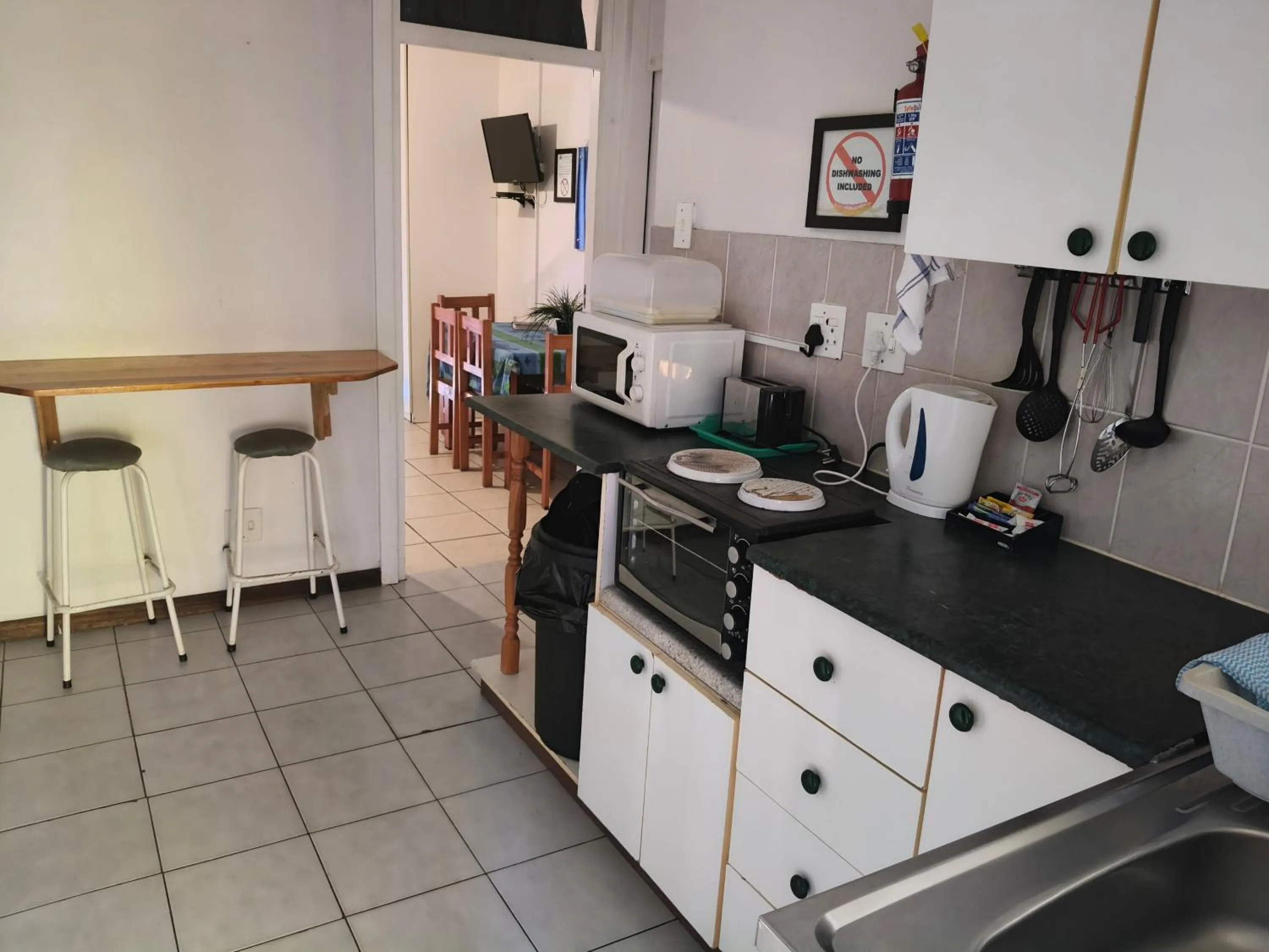 Kitchen or kitchenette in La Rochelle Inn