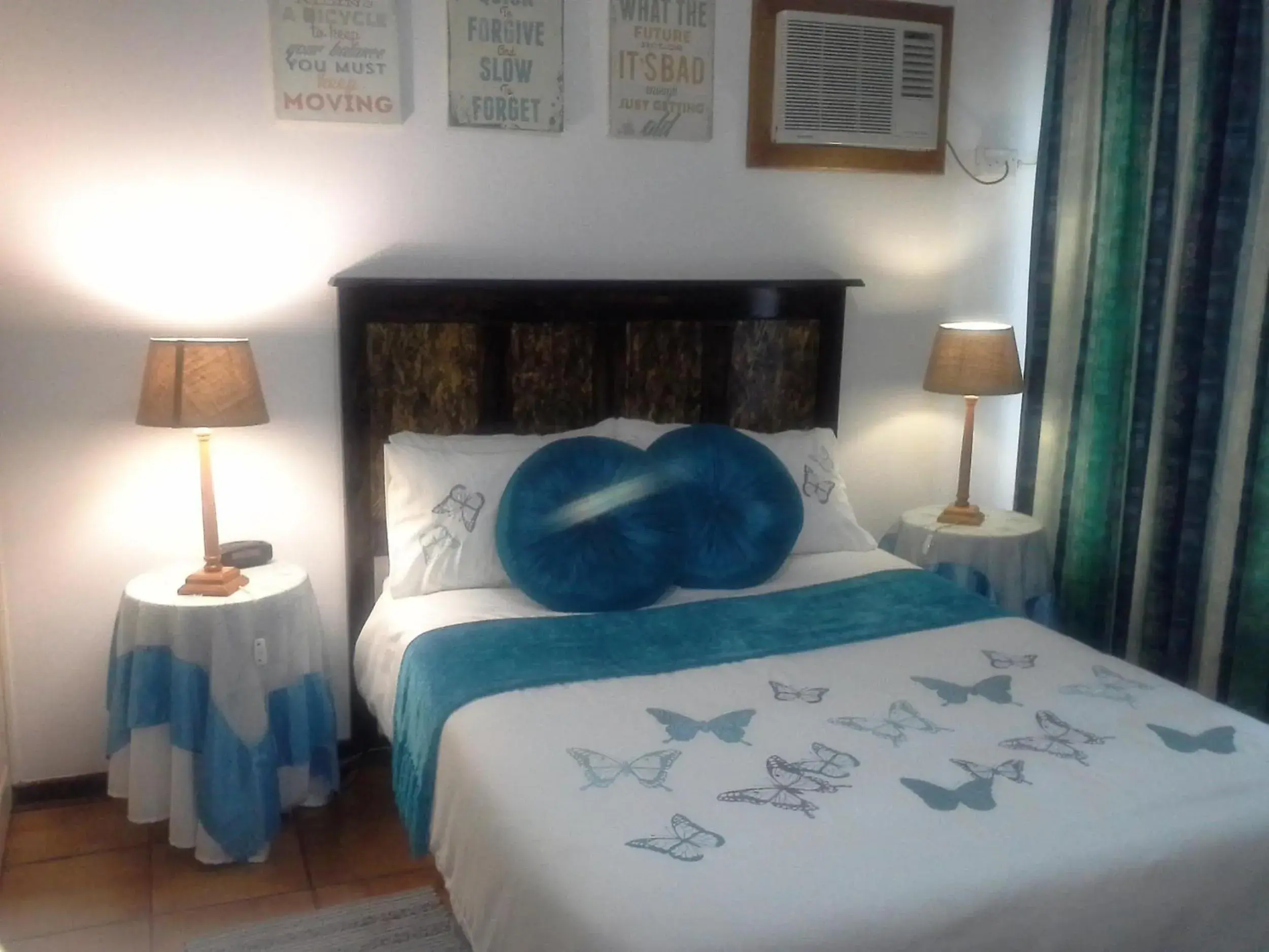 Bed in La Rochelle Inn Bed in La Rochelle Inn