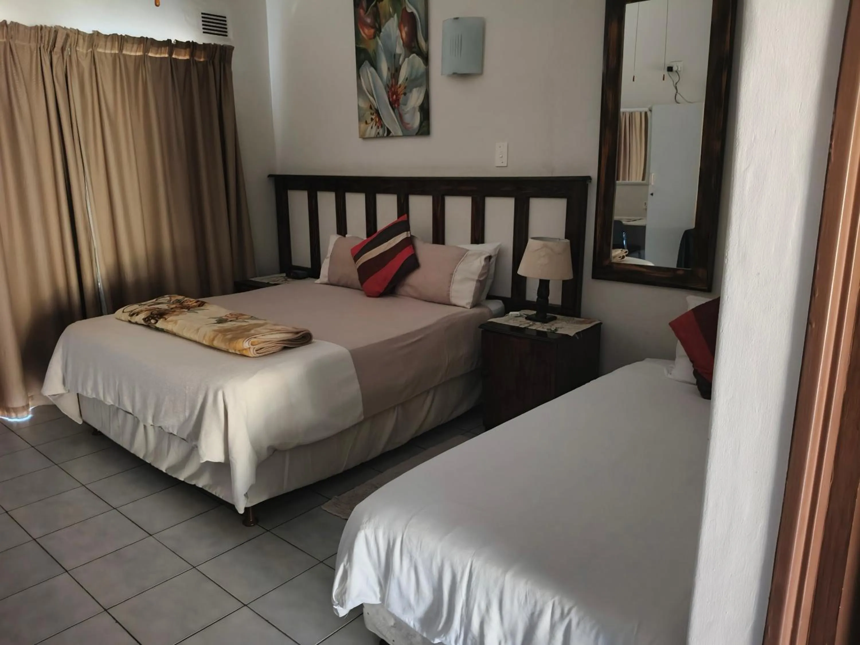 Bed in La Rochelle Inn