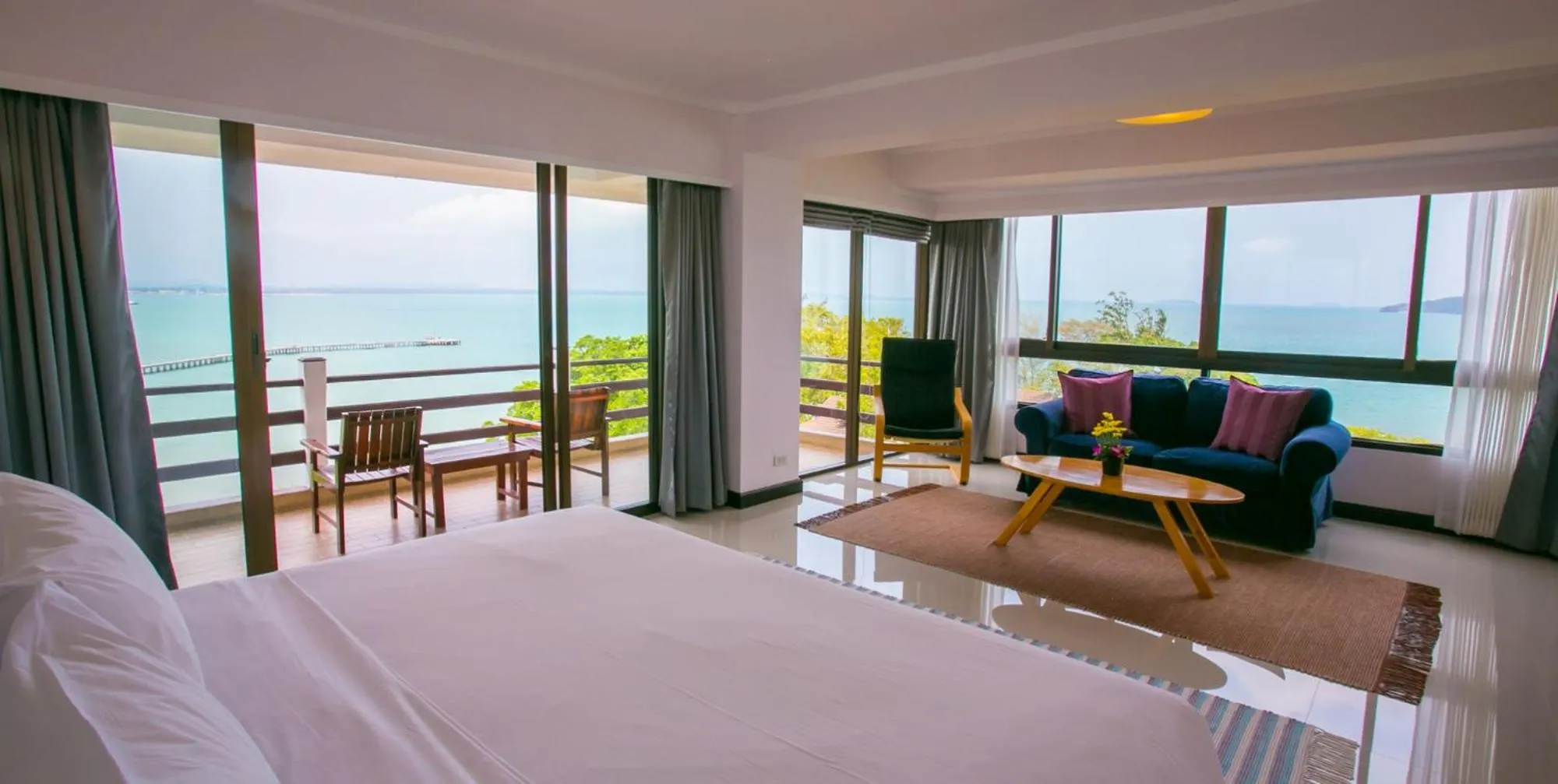 Balcony/Terrace, Bed in Rayong Resort Hotel โรงแรมระยองรีสอร์ท
