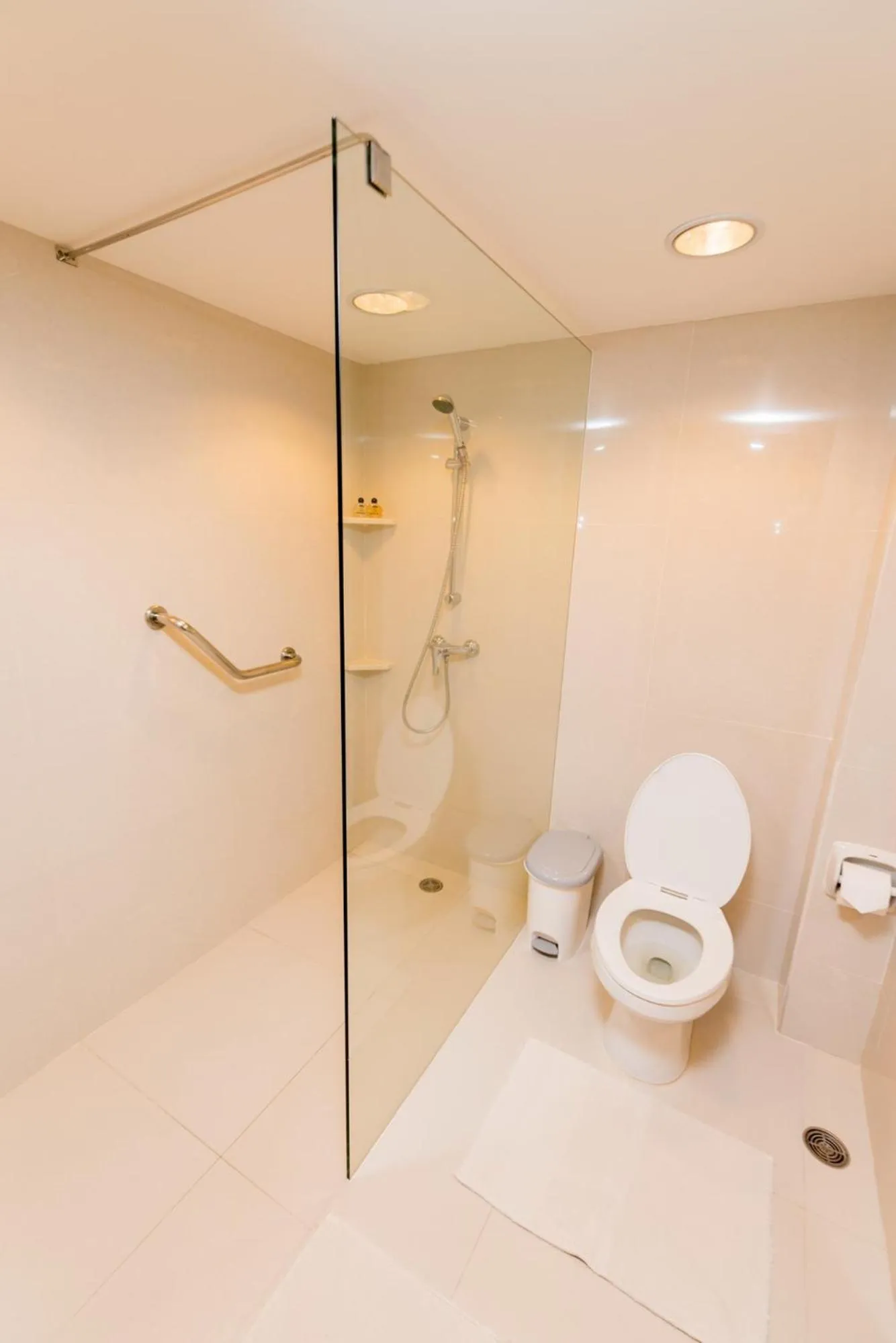 Shower in Rayong Resort Hotel โรงแรมระยองรีสอร์ท