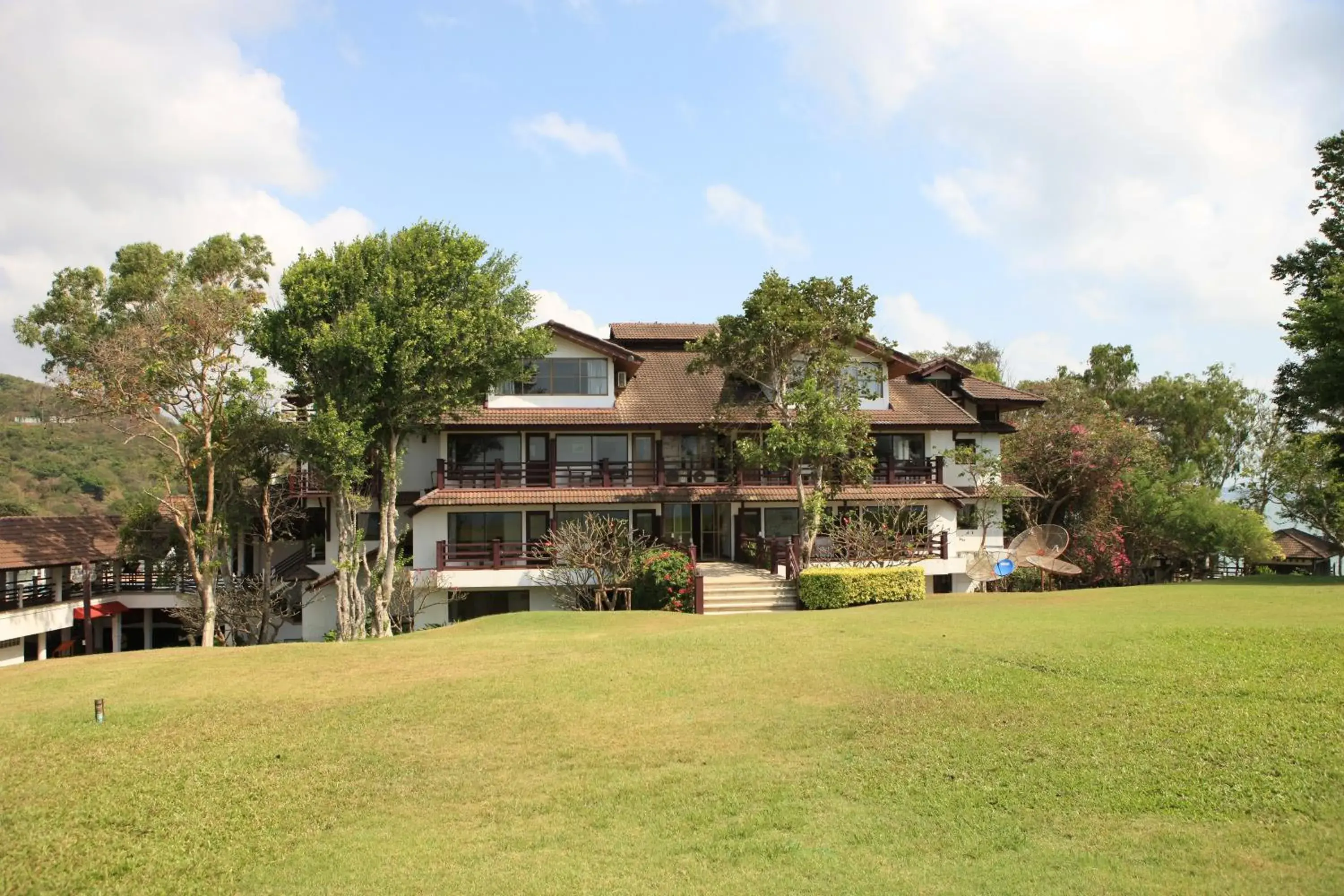 Facade/entrance in Rayong Resort Hotel โรงแรมระยองรีสอร์ท Facade/entrance in Rayong Resort Hotel โรงแรมระยองรีสอร์ท