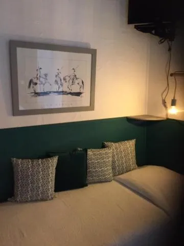 Bed in Hotel Le Méditérranée