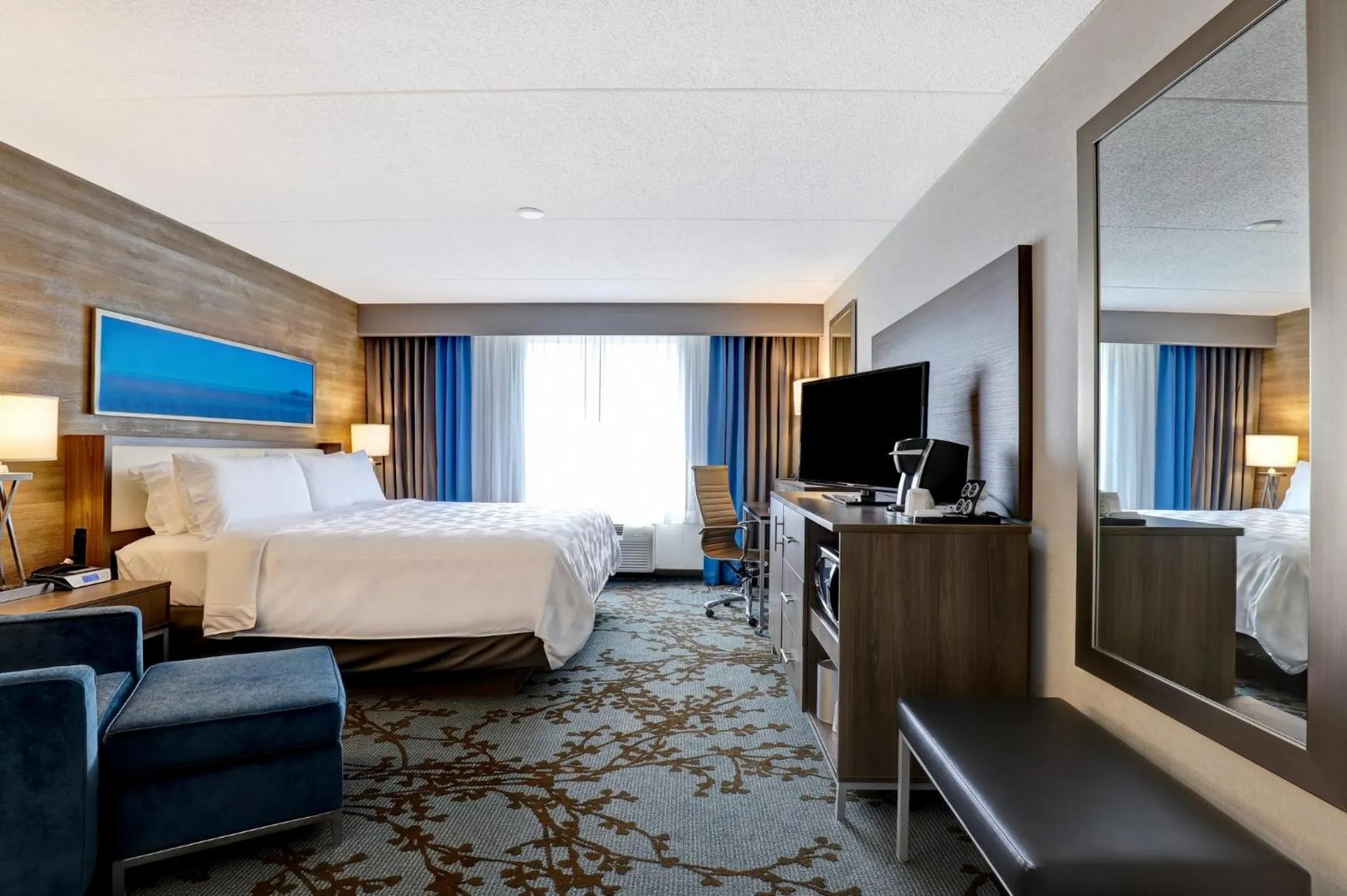 Photo of the whole room, Bed in Holiday Inn - Mississauga Toronto West by IHG