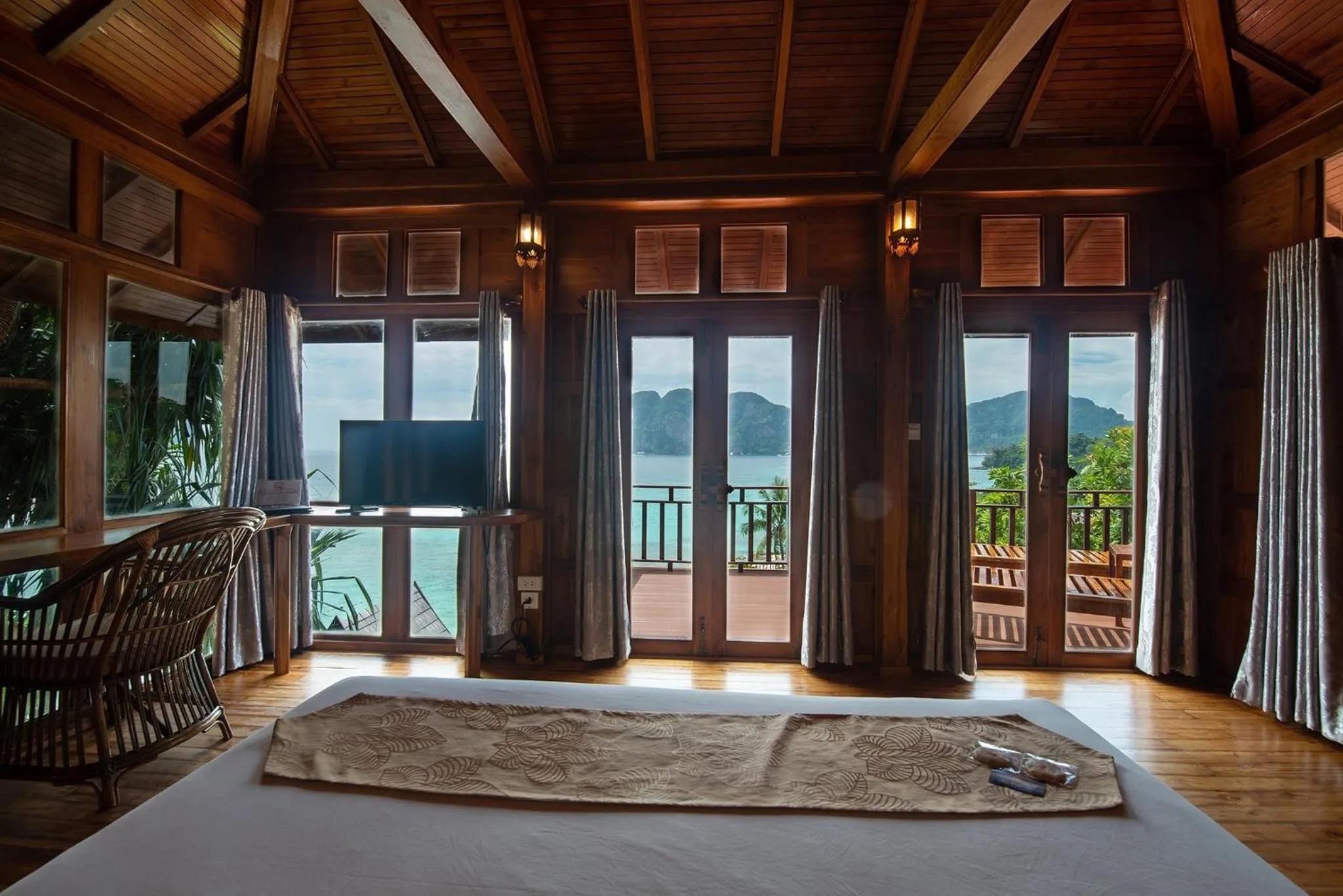 Balcony/Terrace, Bed in Phi Phi The Beach Resort