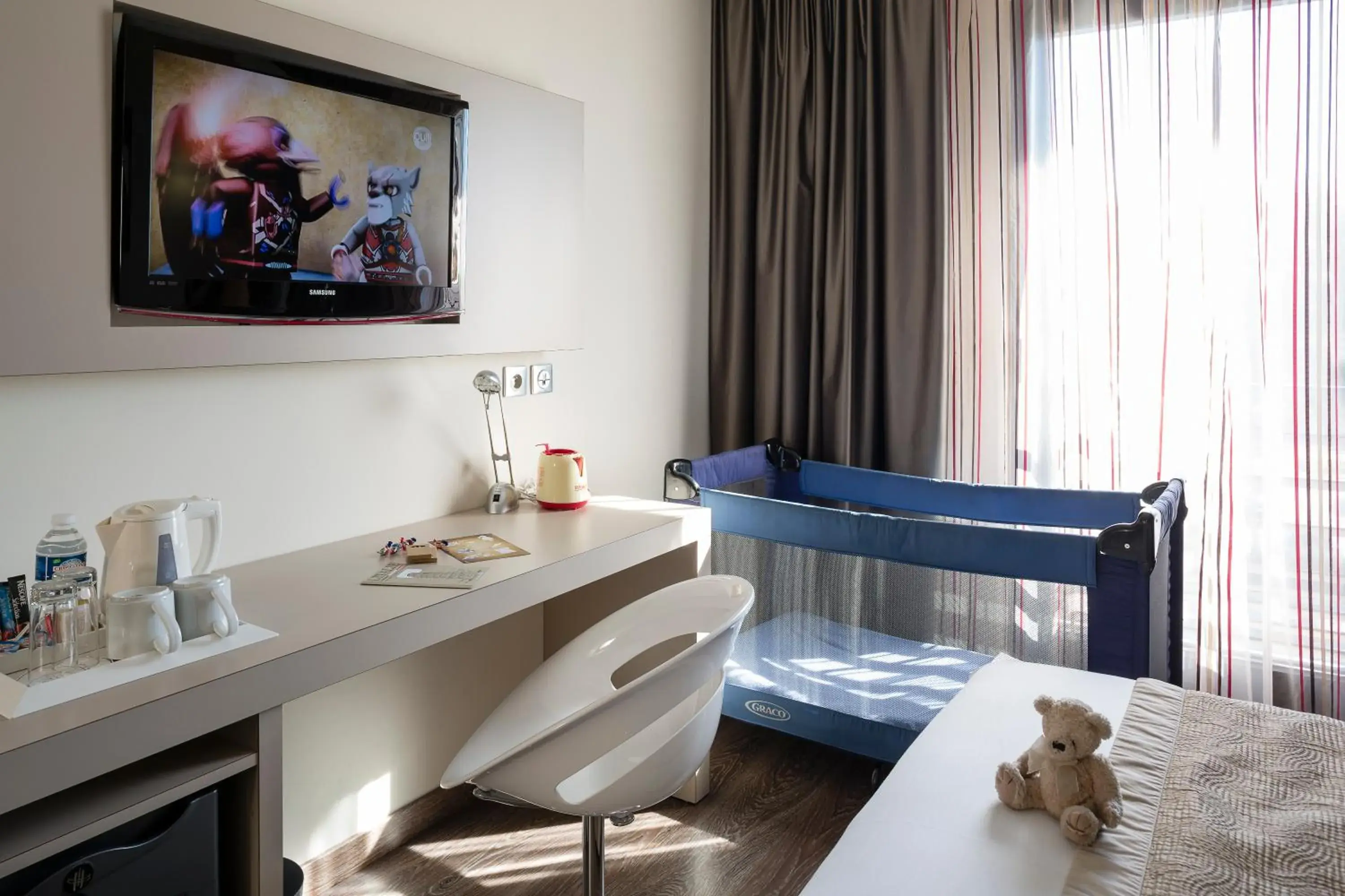 TV and multimedia, Bed in Grand Prix Hôtel & Restaurant