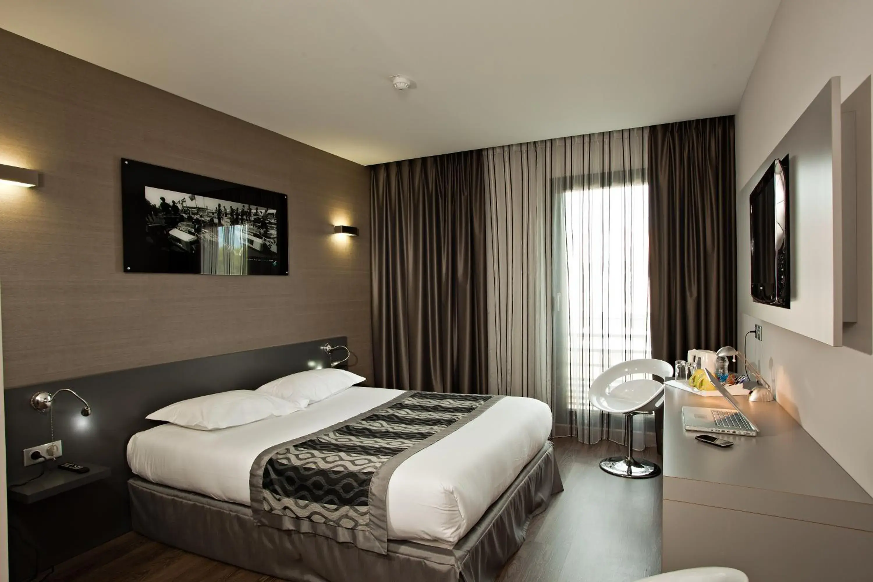 Bed in Grand Prix Hôtel & Restaurant