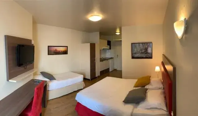 Classic Triple Room in Villa Val Senart 1ere Avenue Classic Triple Room in Villa Val Senart 1ere Avenue