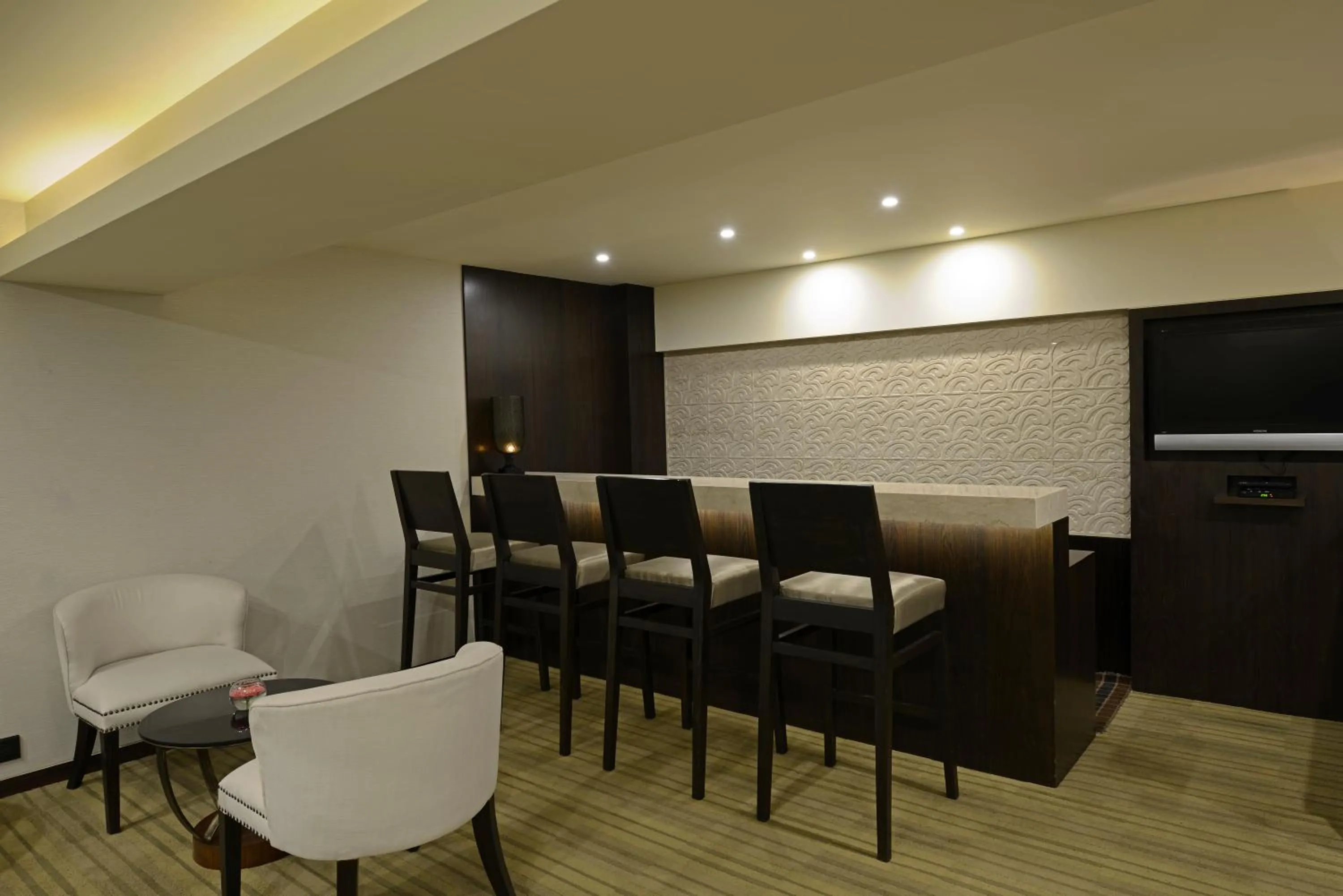 Lounge or bar in Sun-n-Sand Mumbai Juhu Beach