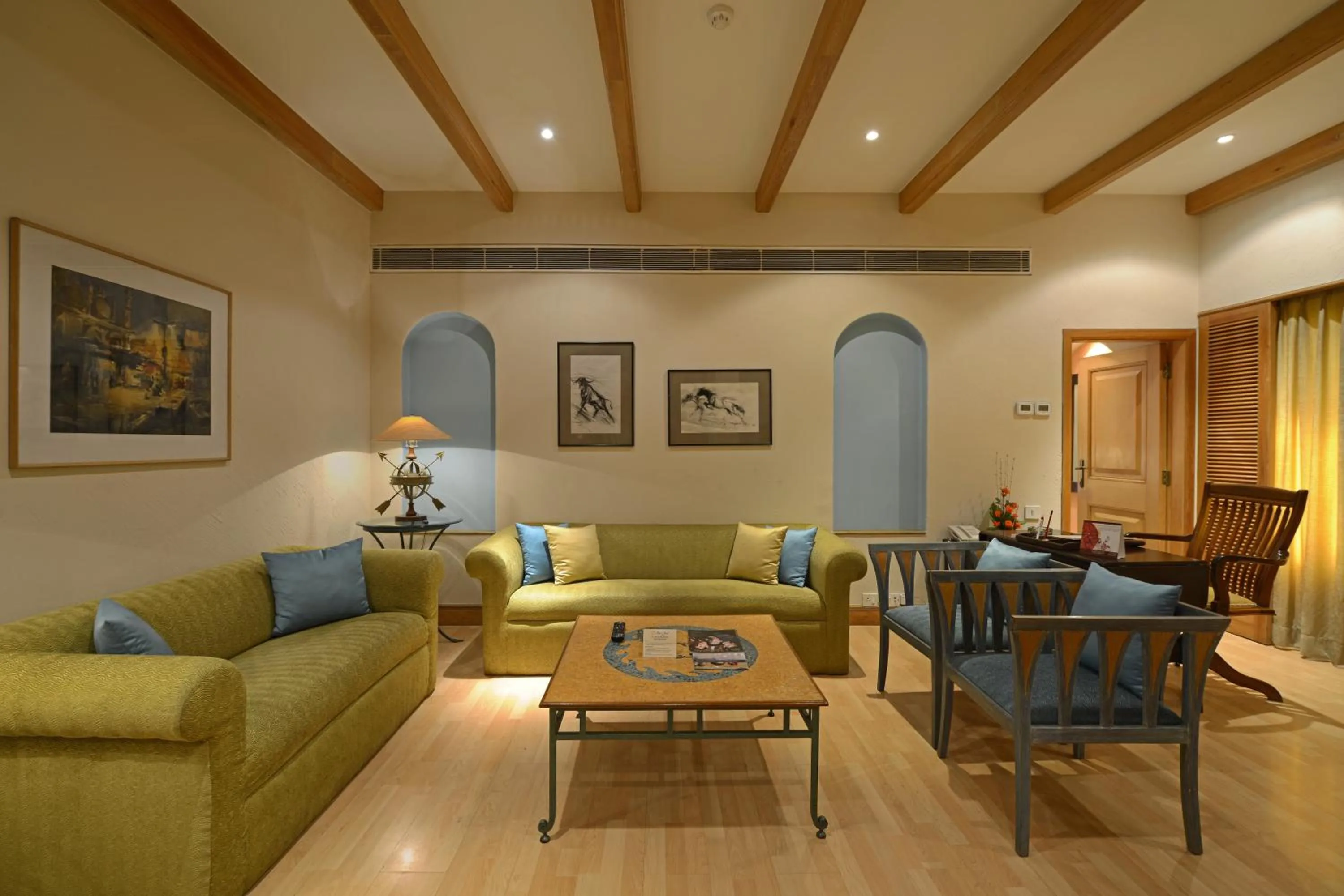 Living room in Sun-n-Sand Mumbai Juhu Beach