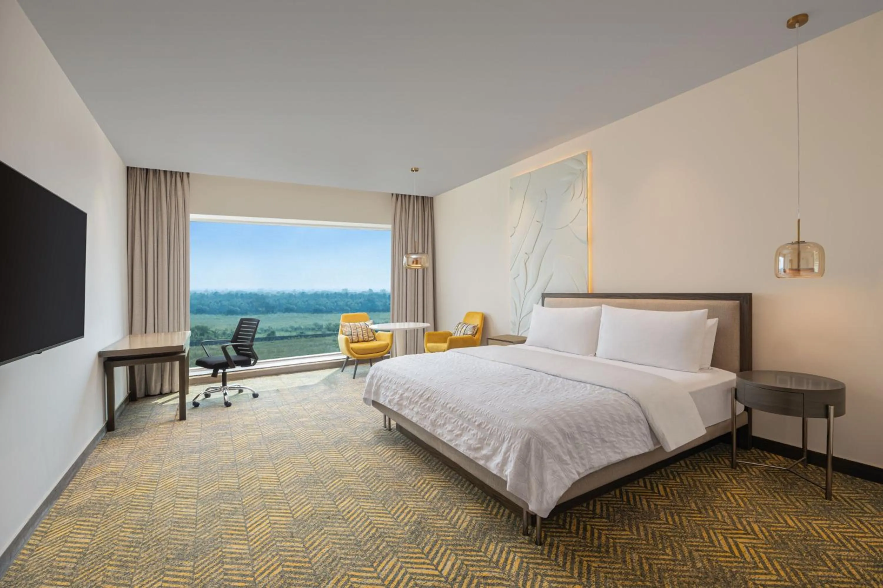 Photo of the whole room, Bed in Le Meridien Nagpur