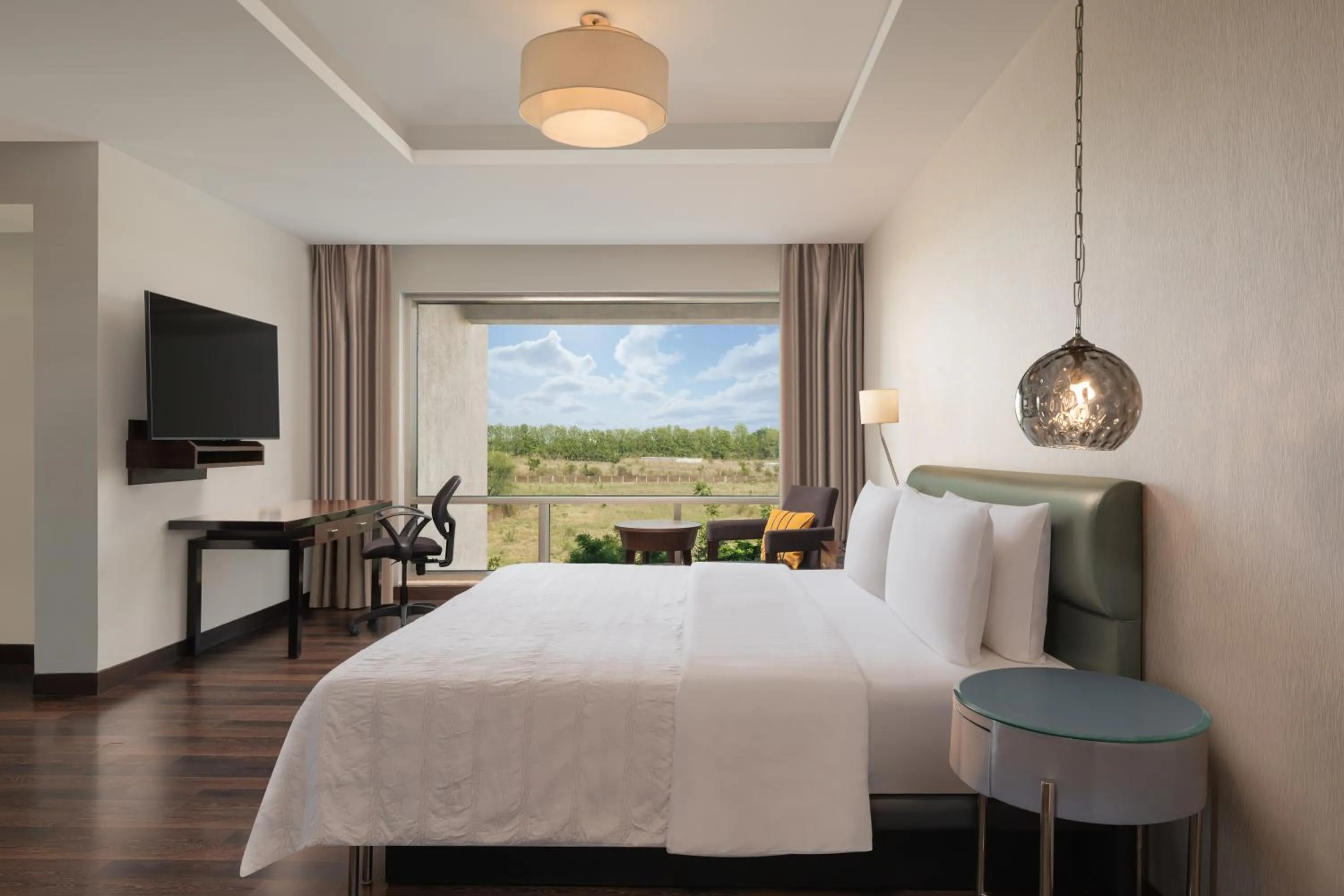 Photo of the whole room, Bed in Le Meridien Nagpur