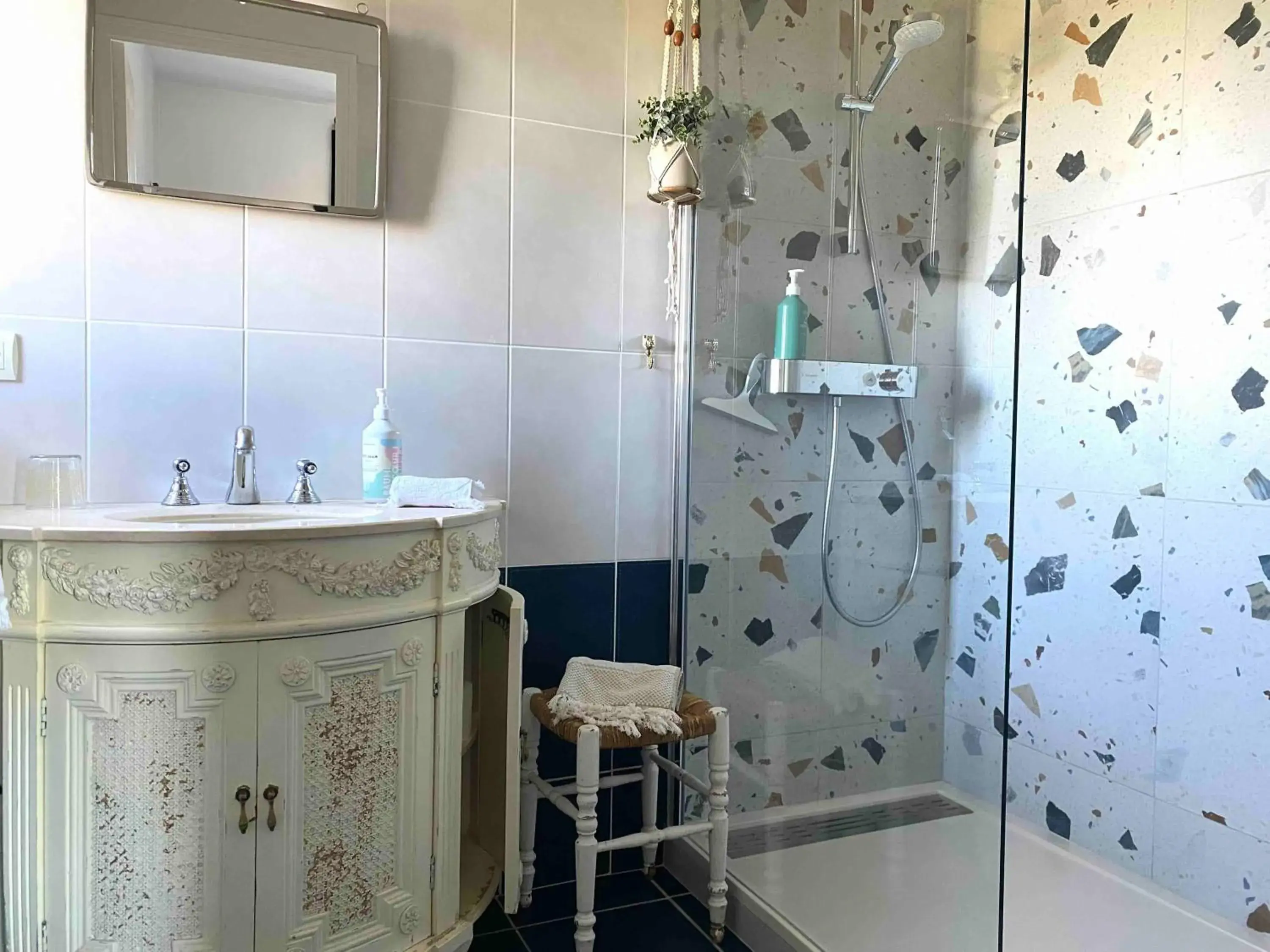 Deluxe Double Room with Bath in Le Moulin Du Port Deluxe Double Room with Bath in Le Moulin Du Port