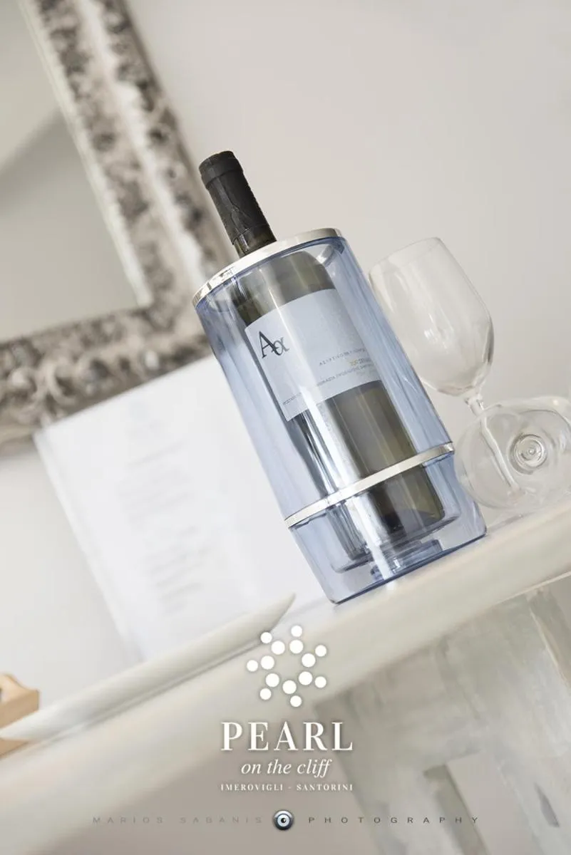 Drinks in Pearl on the Cliff Hotel & Suites by Pearl Hotel Collection