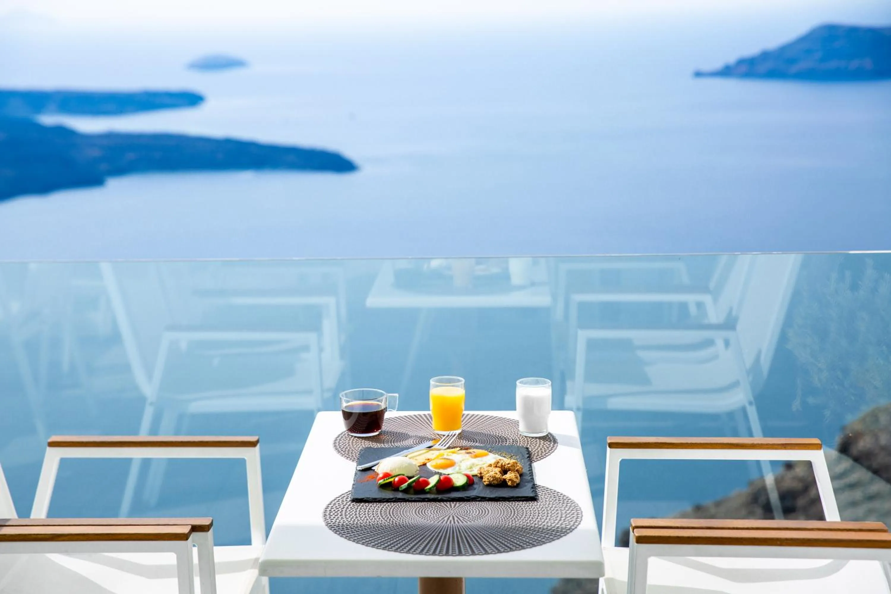 Food and drinks in Pearl on the Cliff Hotel & Suites by Pearl Hotel Collection