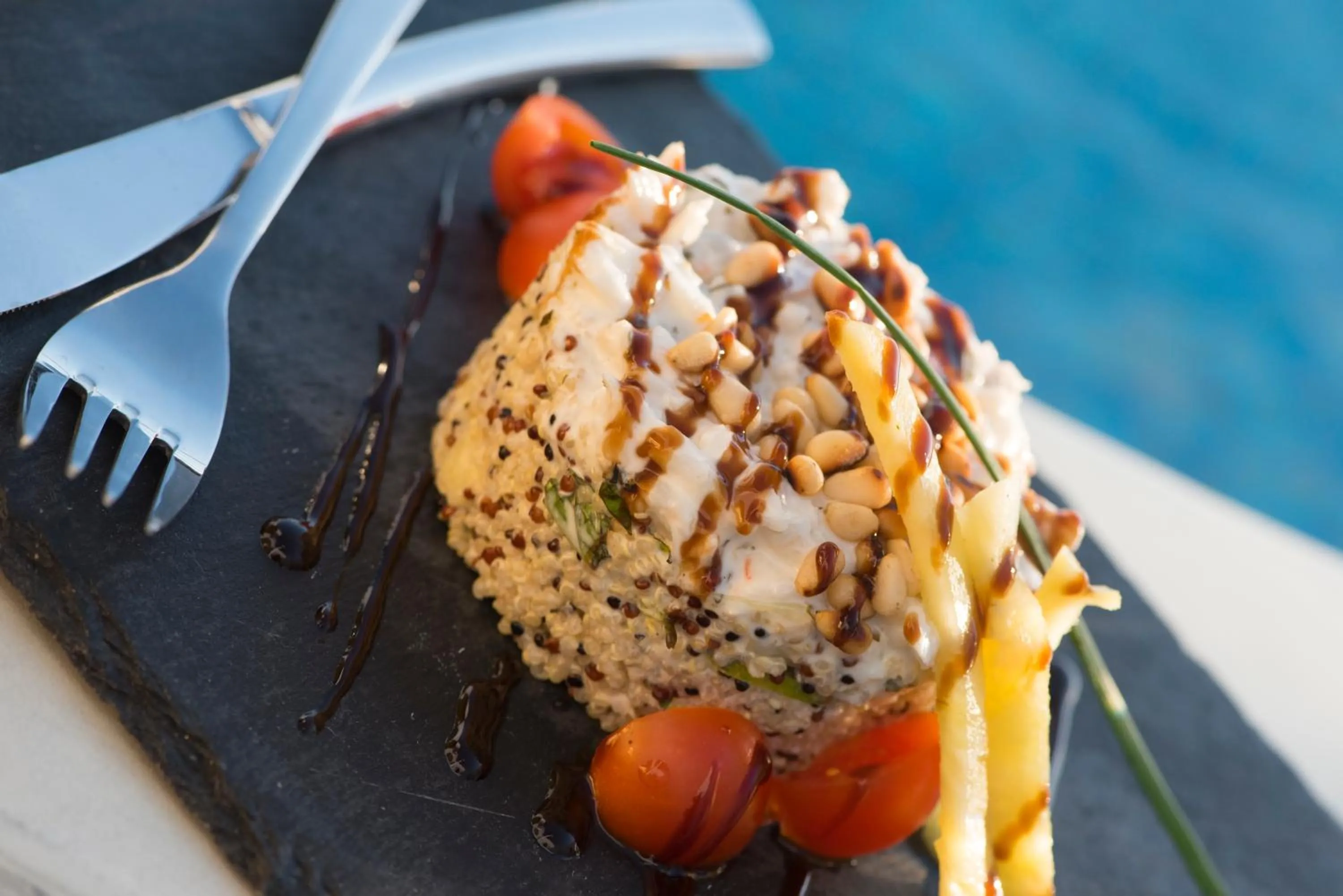 Food and drinks in Pearl on the Cliff Hotel & Suites by Pearl Hotel Collection