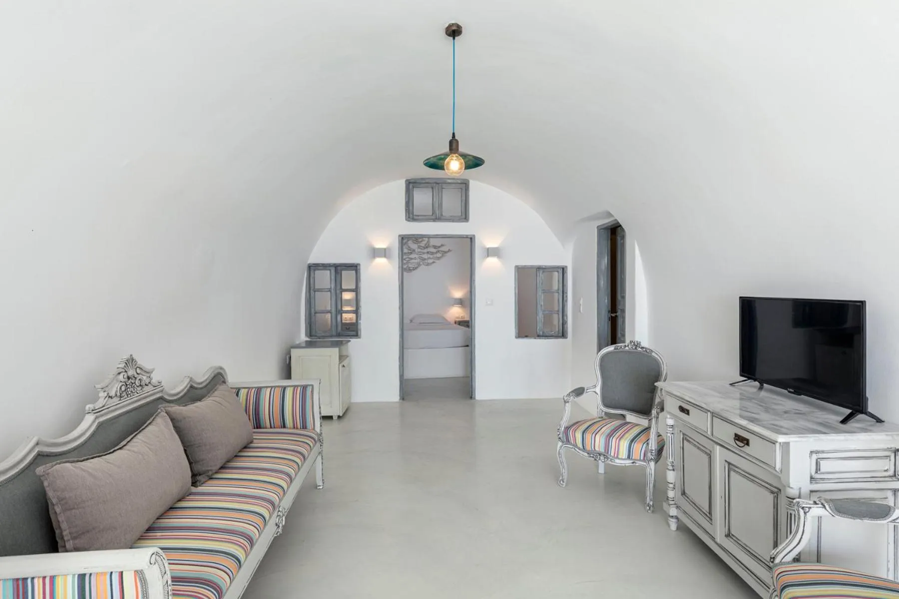 TV and multimedia in Pearl on the Cliff Hotel & Suites by Pearl Hotel Collection